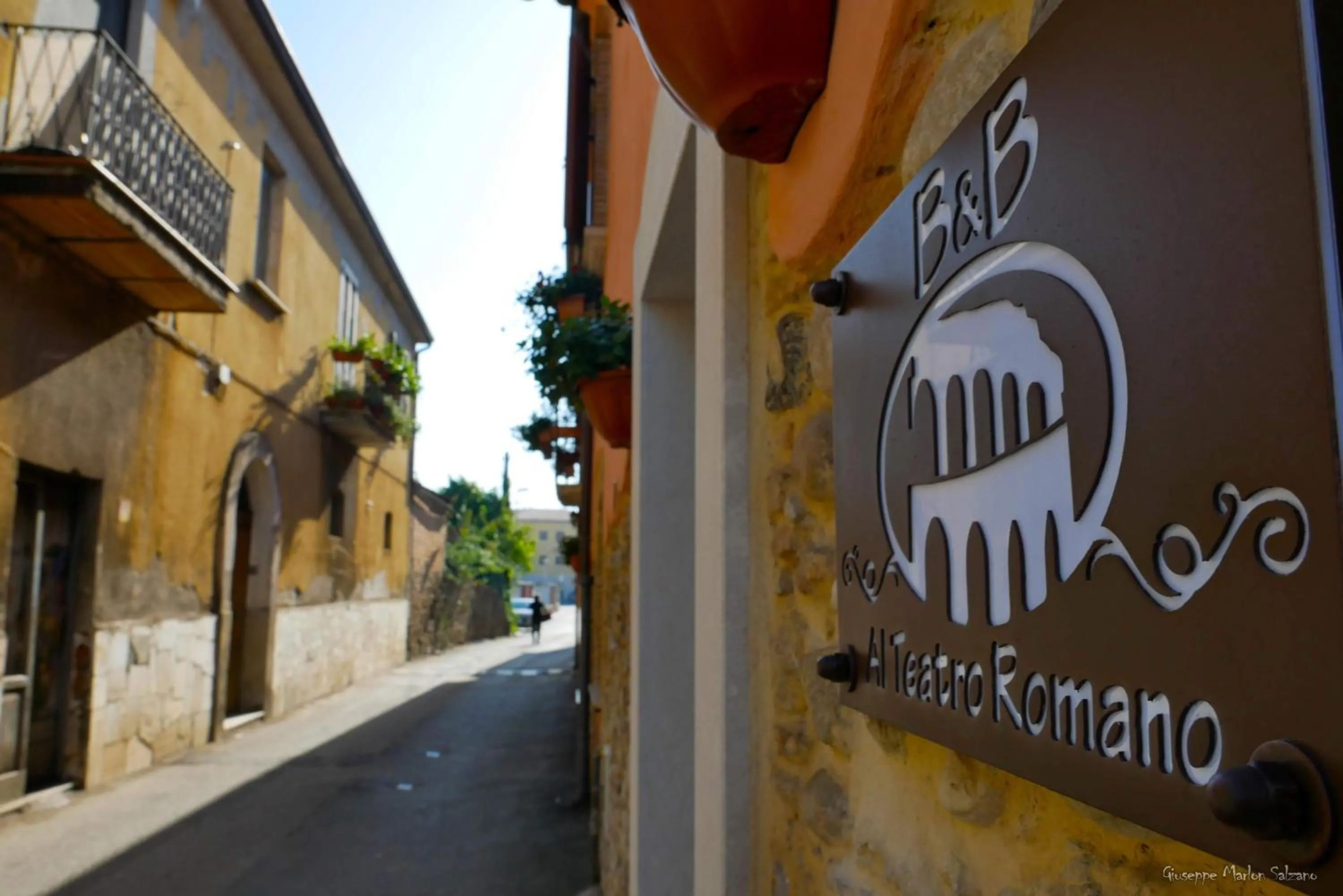 Facade/entrance in B&B AL TEATRO ROMANO