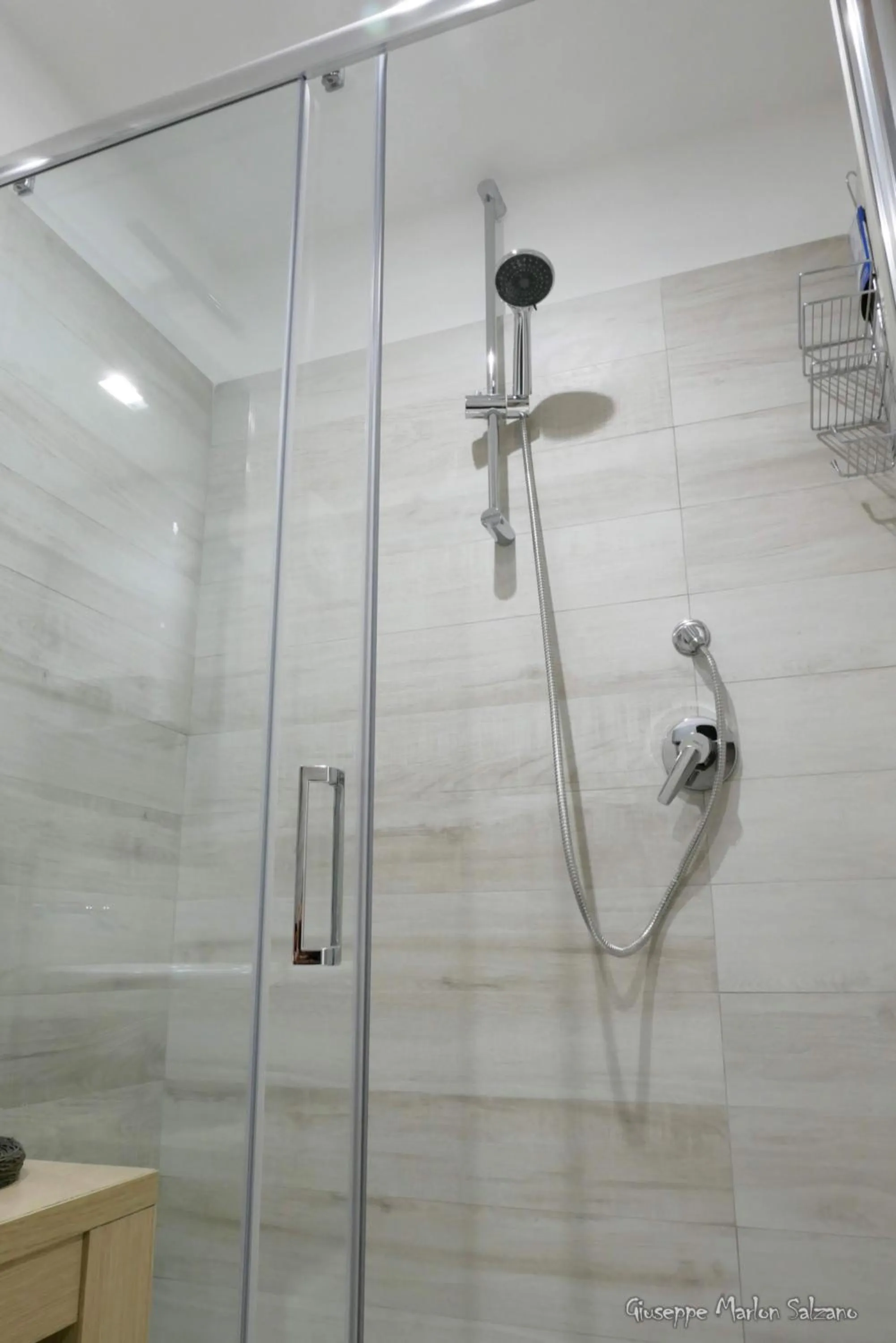 Shower in B&B AL TEATRO ROMANO