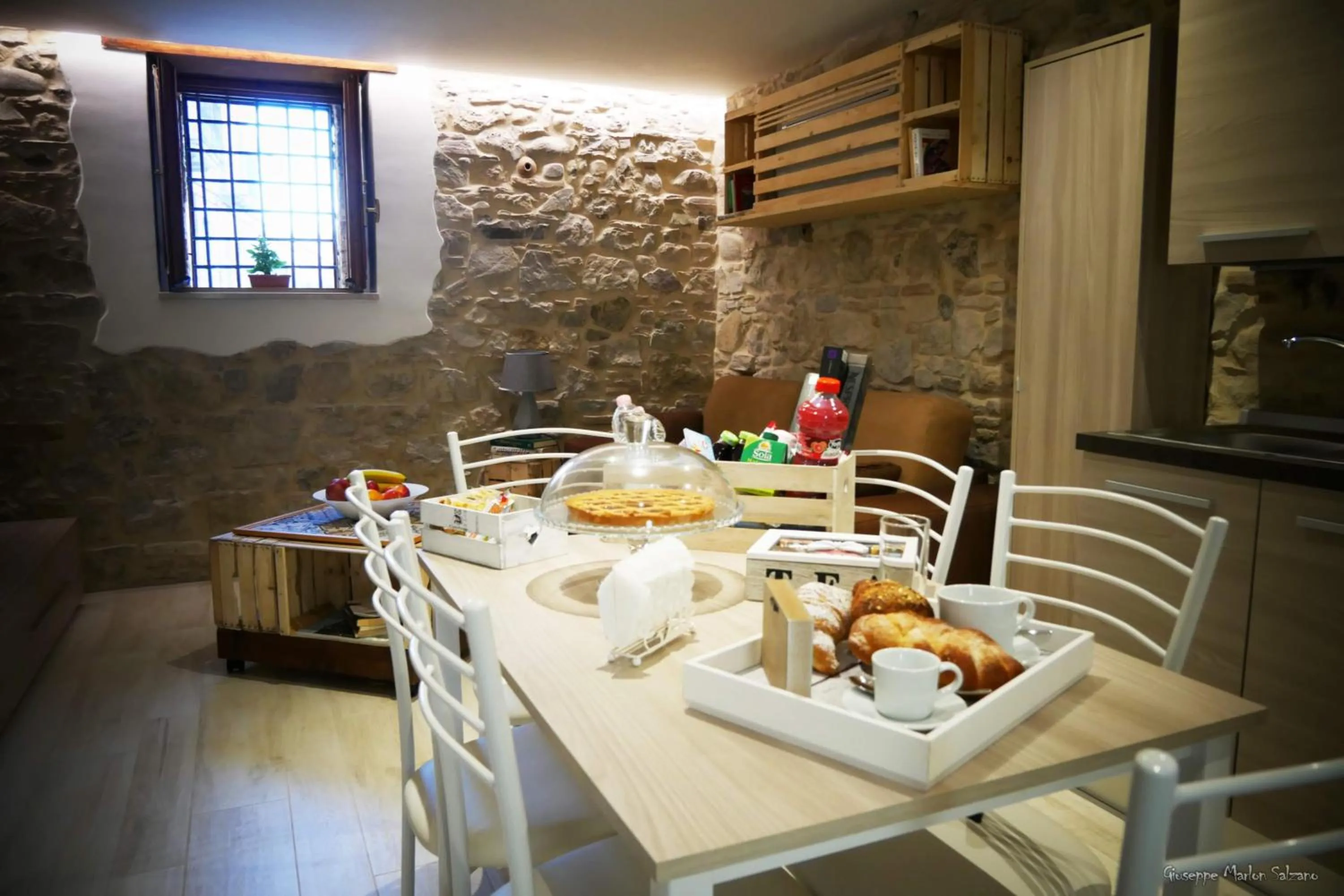Dining area in B&B AL TEATRO ROMANO