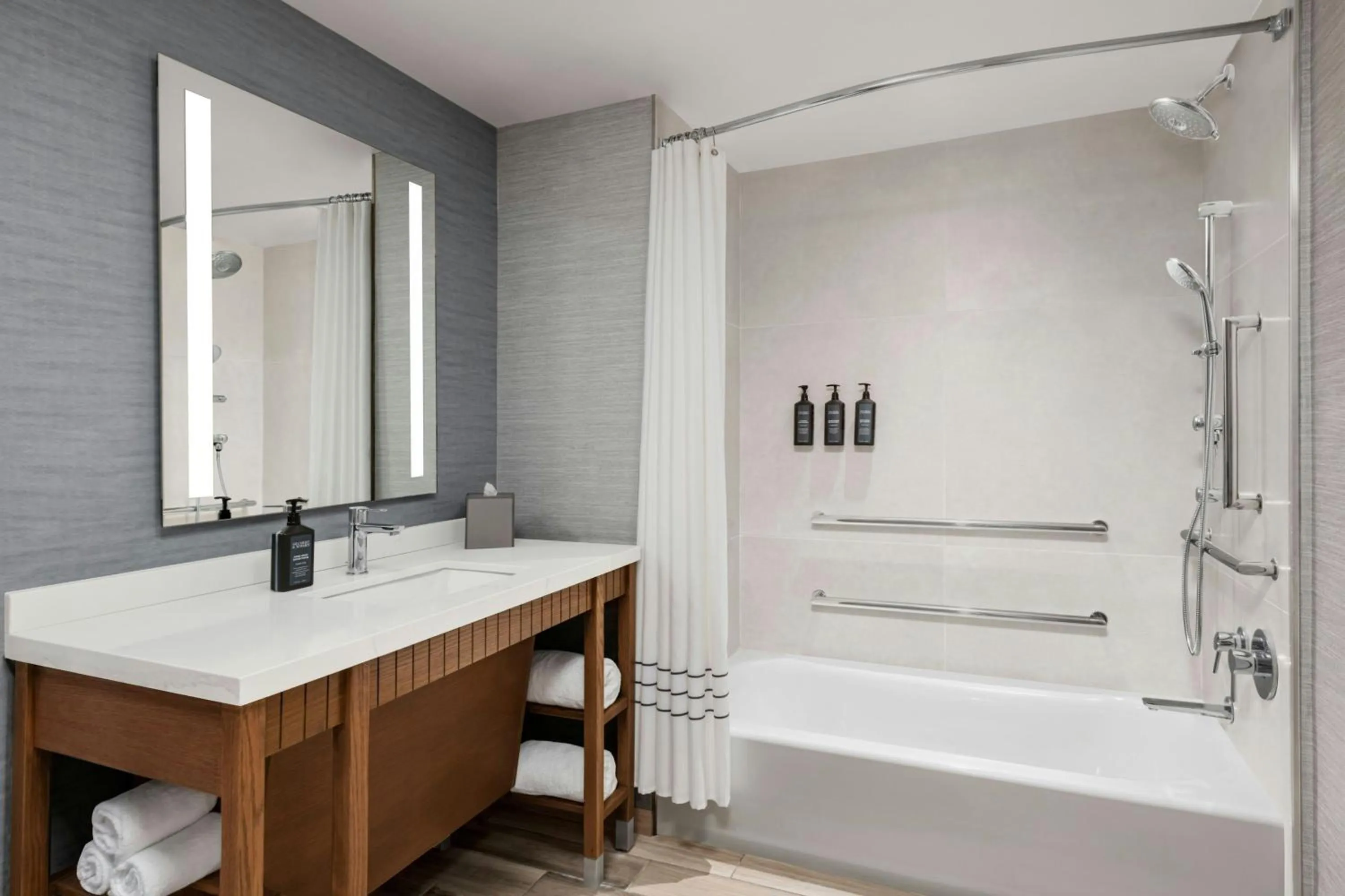 Photo of the whole room in Sheraton San Diego Resort