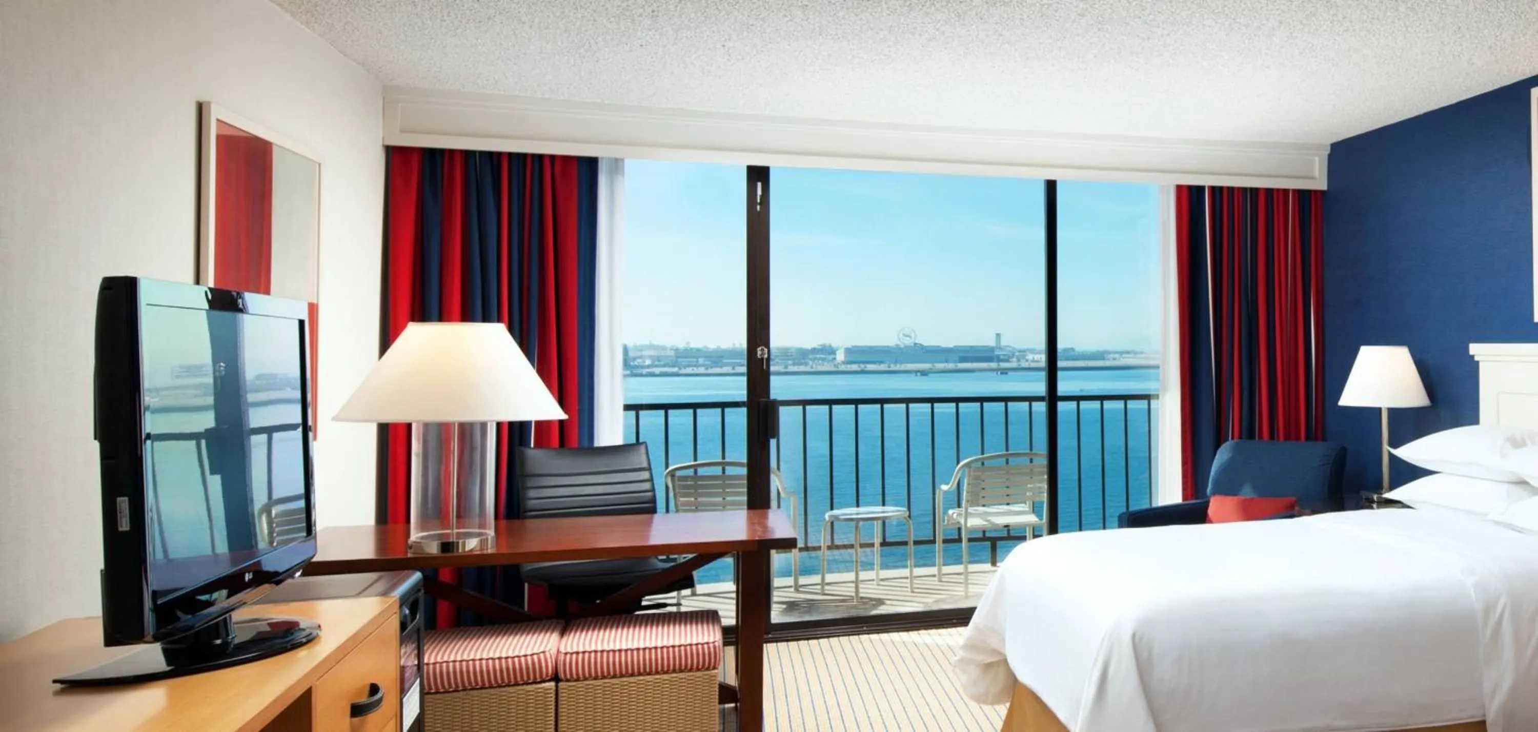 View (from property/room), Bed in Sheraton San Diego Resort