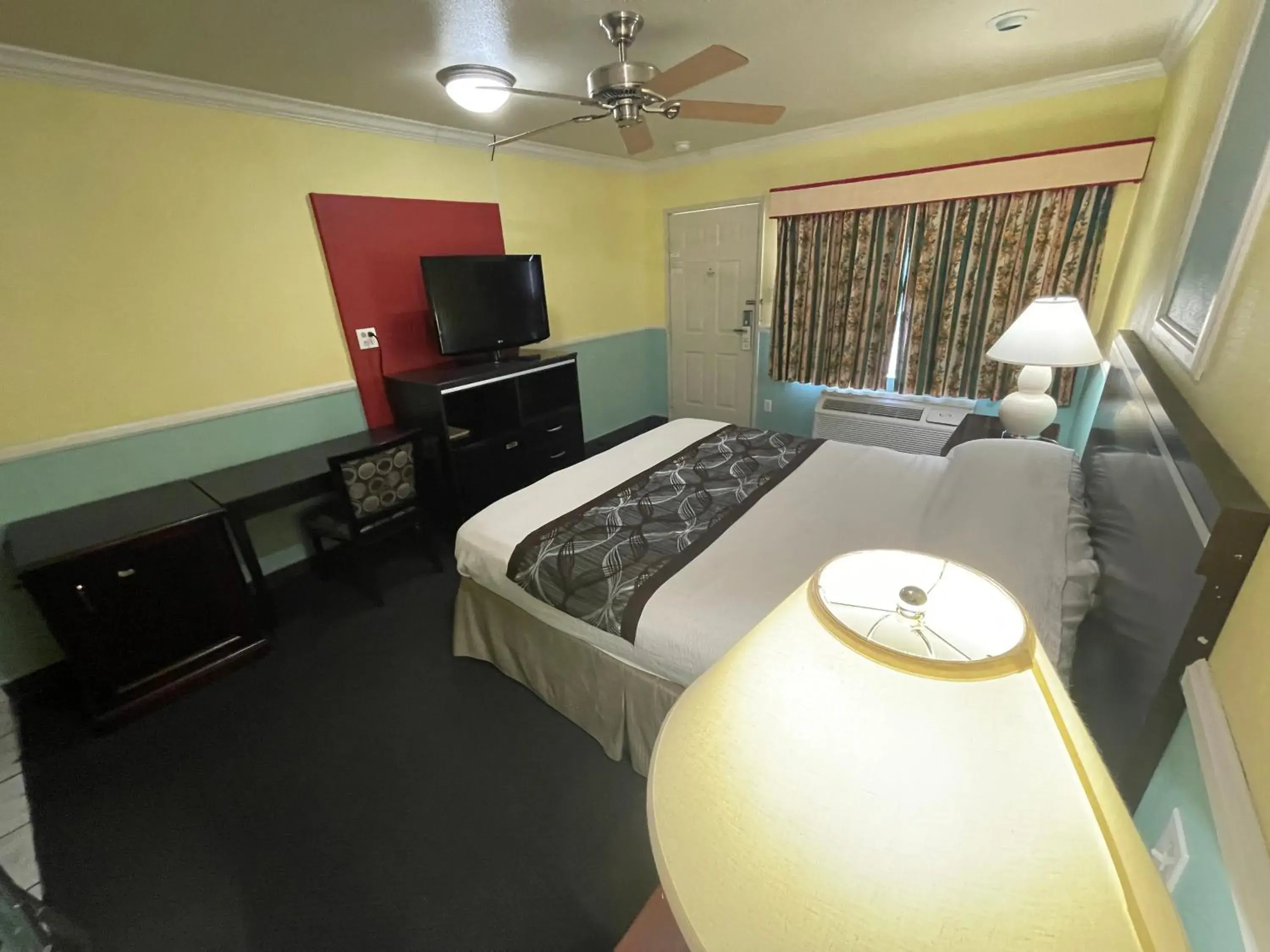 Bed in Hollywood Guest Inn Bed in Hollywood Guest Inn