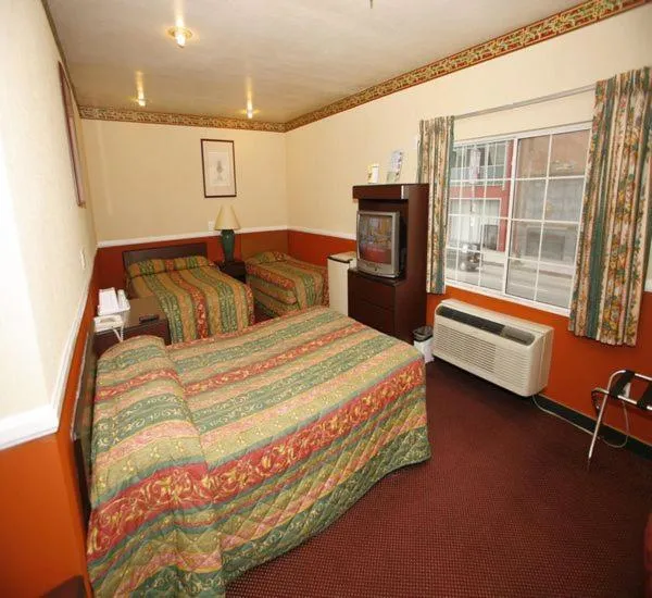 Bed in Hollywood Guest Inn