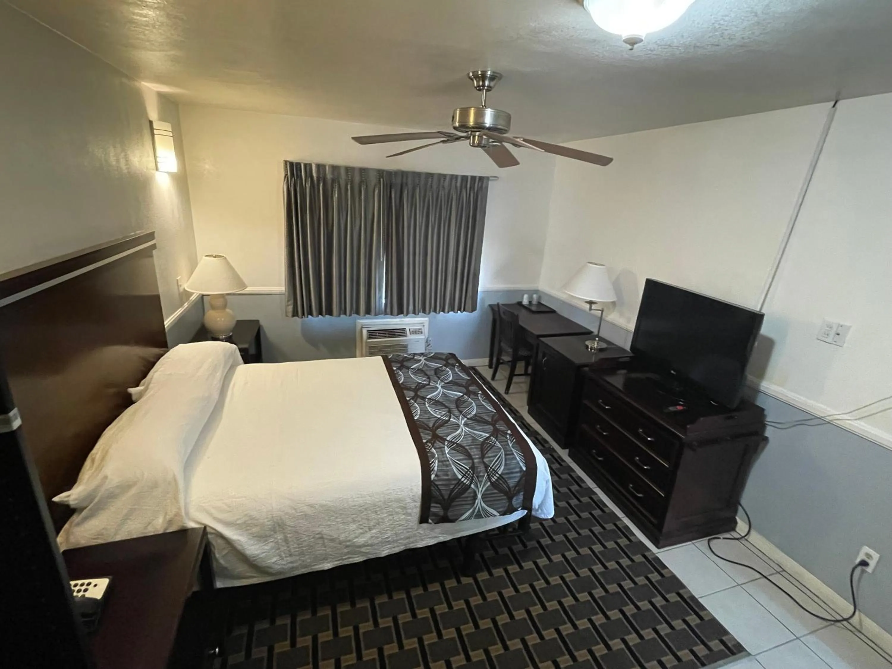 Bed in Hollywood Guest Inn