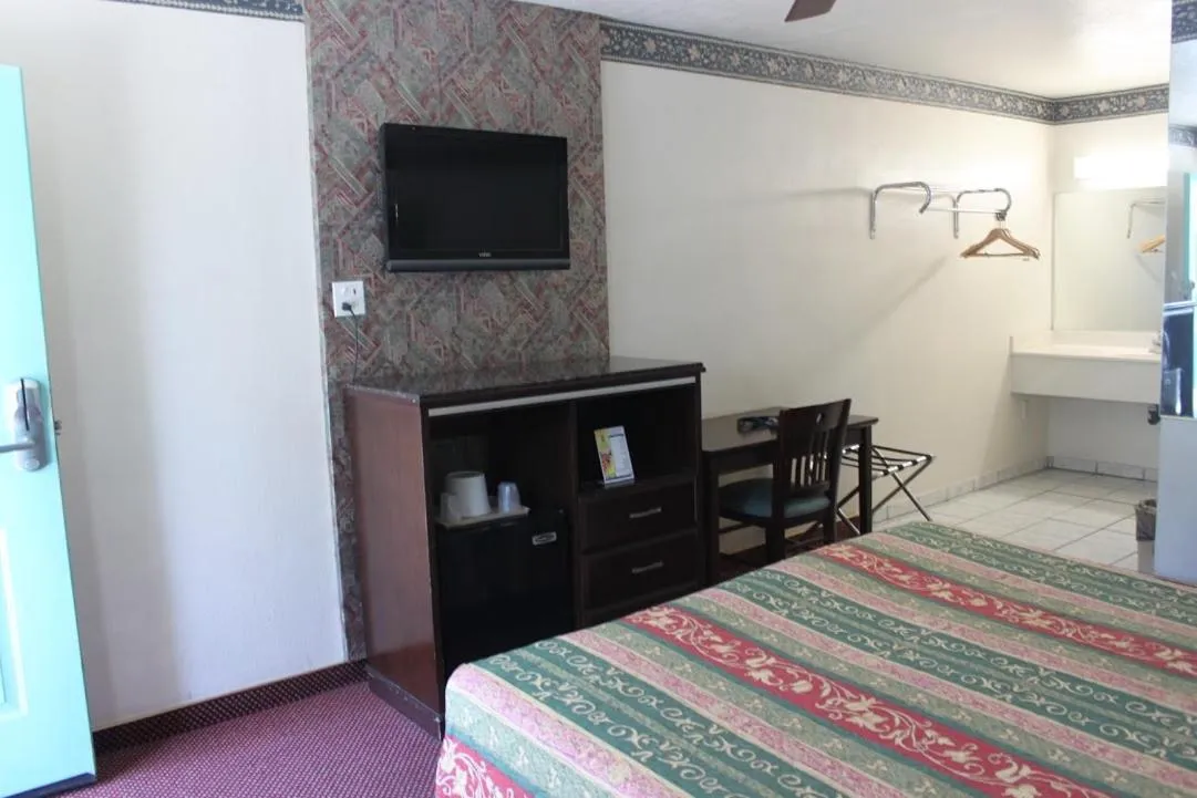 Bed in Hollywood Guest Inn