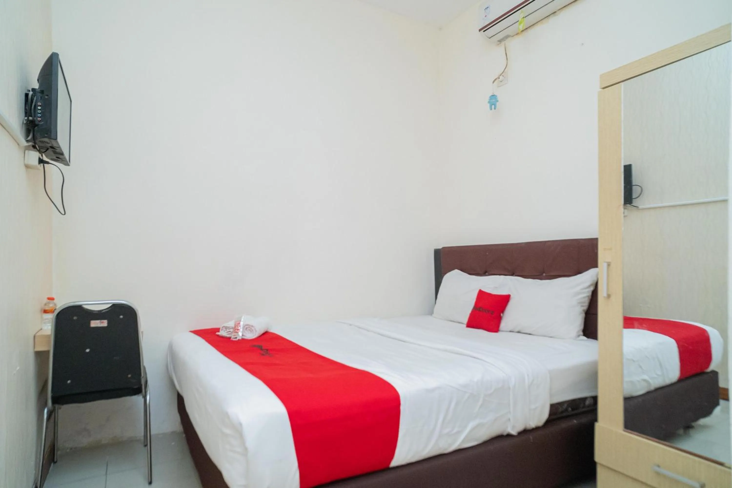 Bedroom, Bed in RedDoorz near Flyover Arjosari Malang