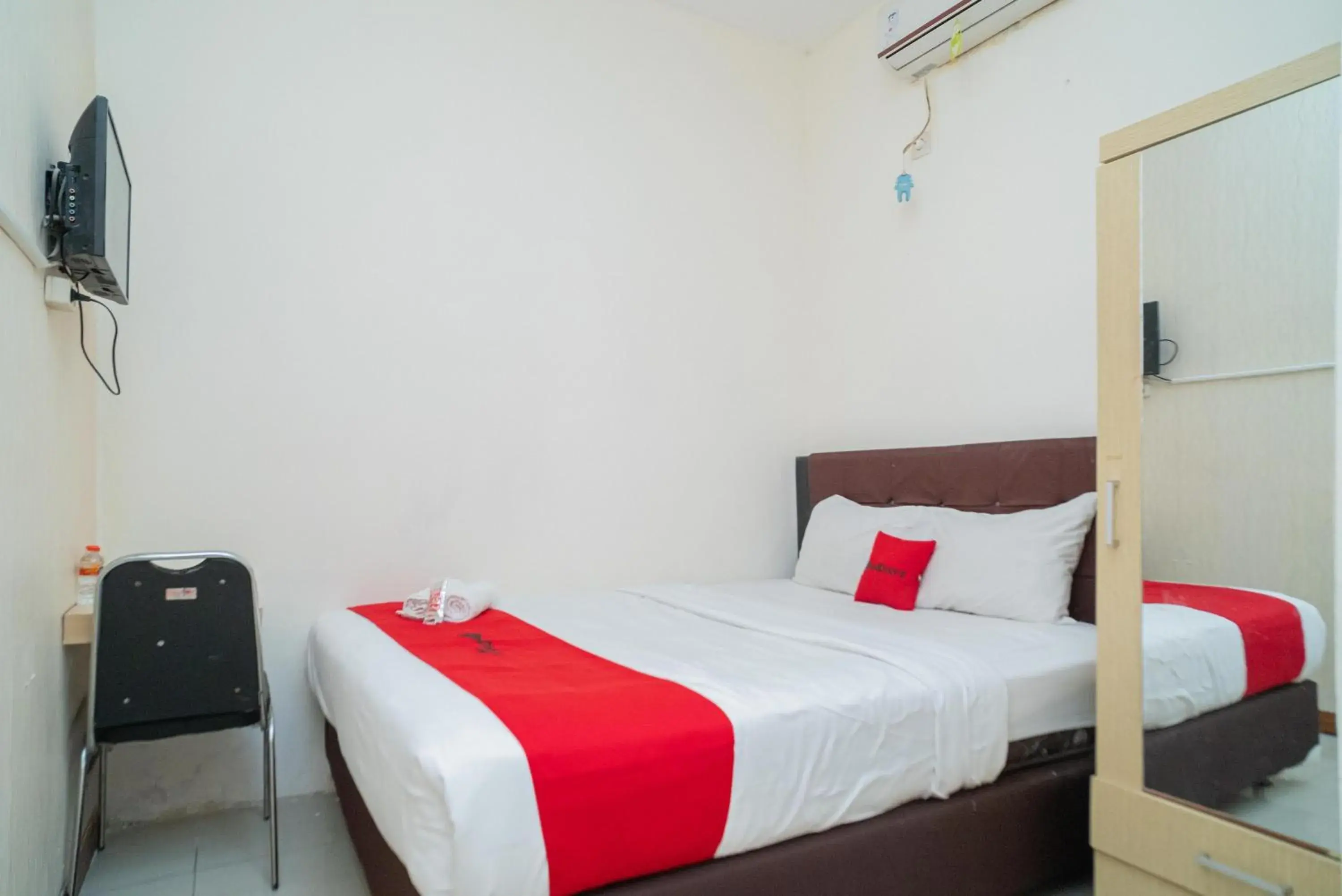 Bedroom, Bed in RedDoorz near Flyover Arjosari Malang Bedroom, Bed in RedDoorz near Flyover Arjosari Malang