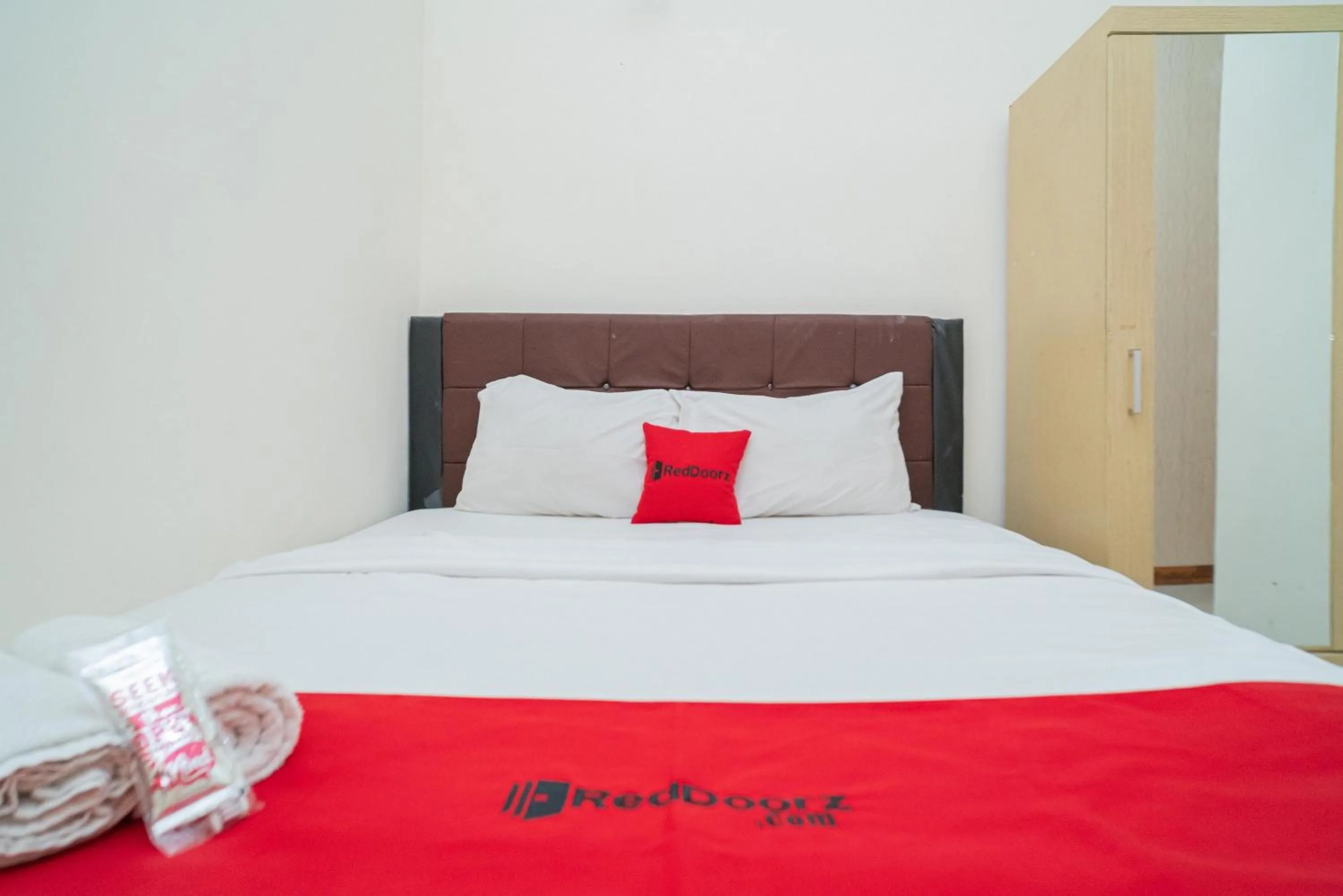Bedroom, Bed in RedDoorz near Flyover Arjosari Malang