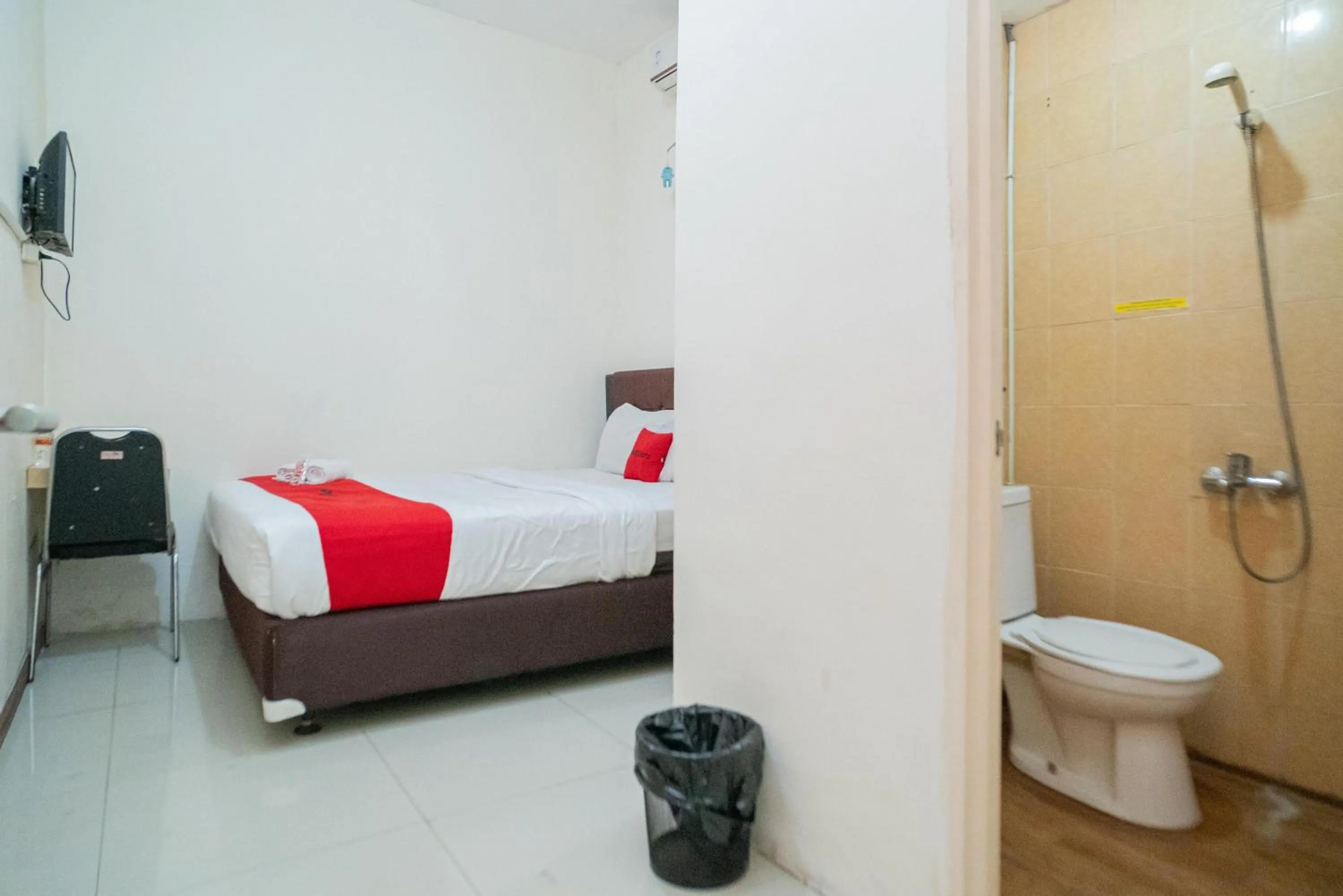 Bedroom, Bed in RedDoorz near Flyover Arjosari Malang