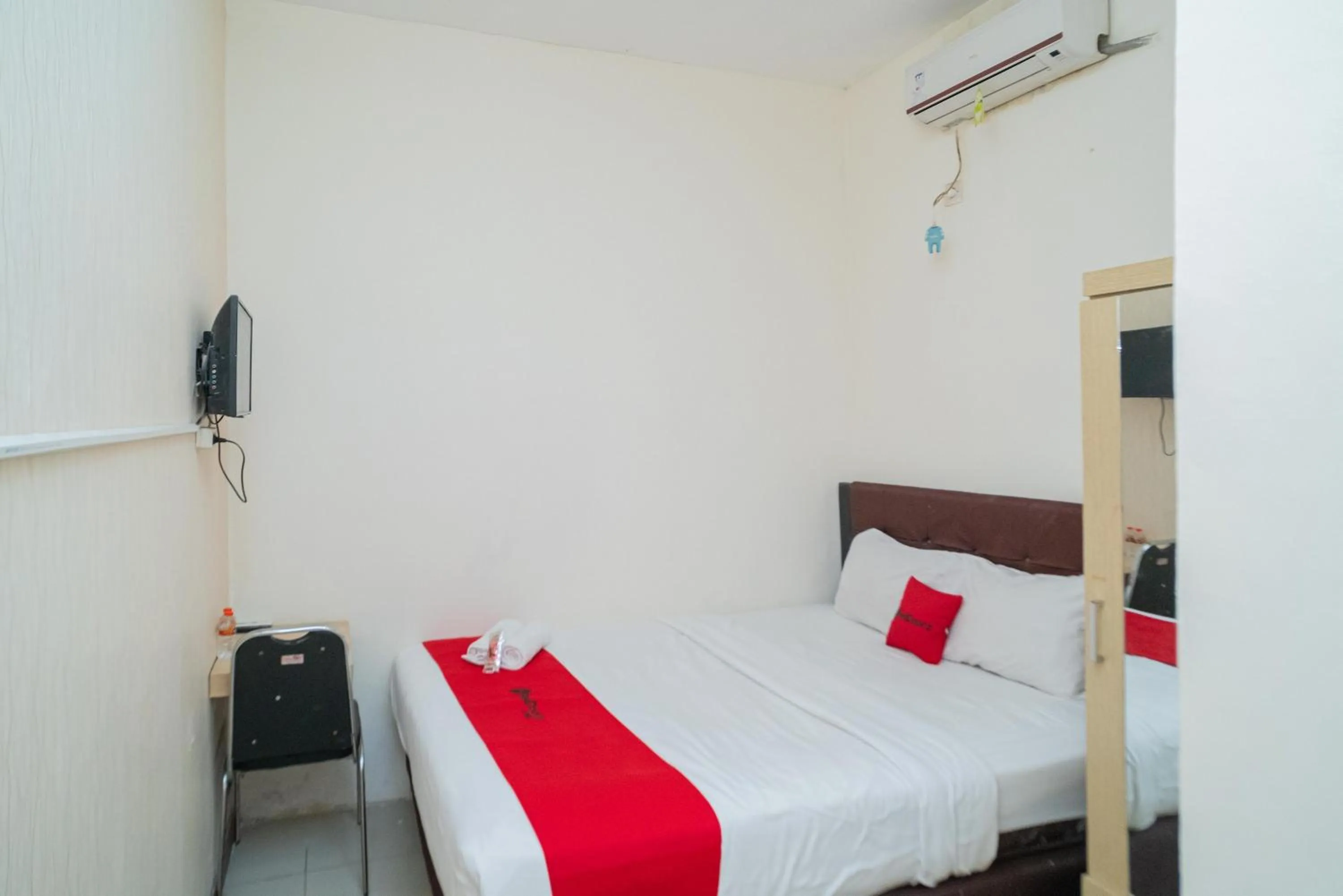 Bedroom, Bed in RedDoorz near Flyover Arjosari Malang