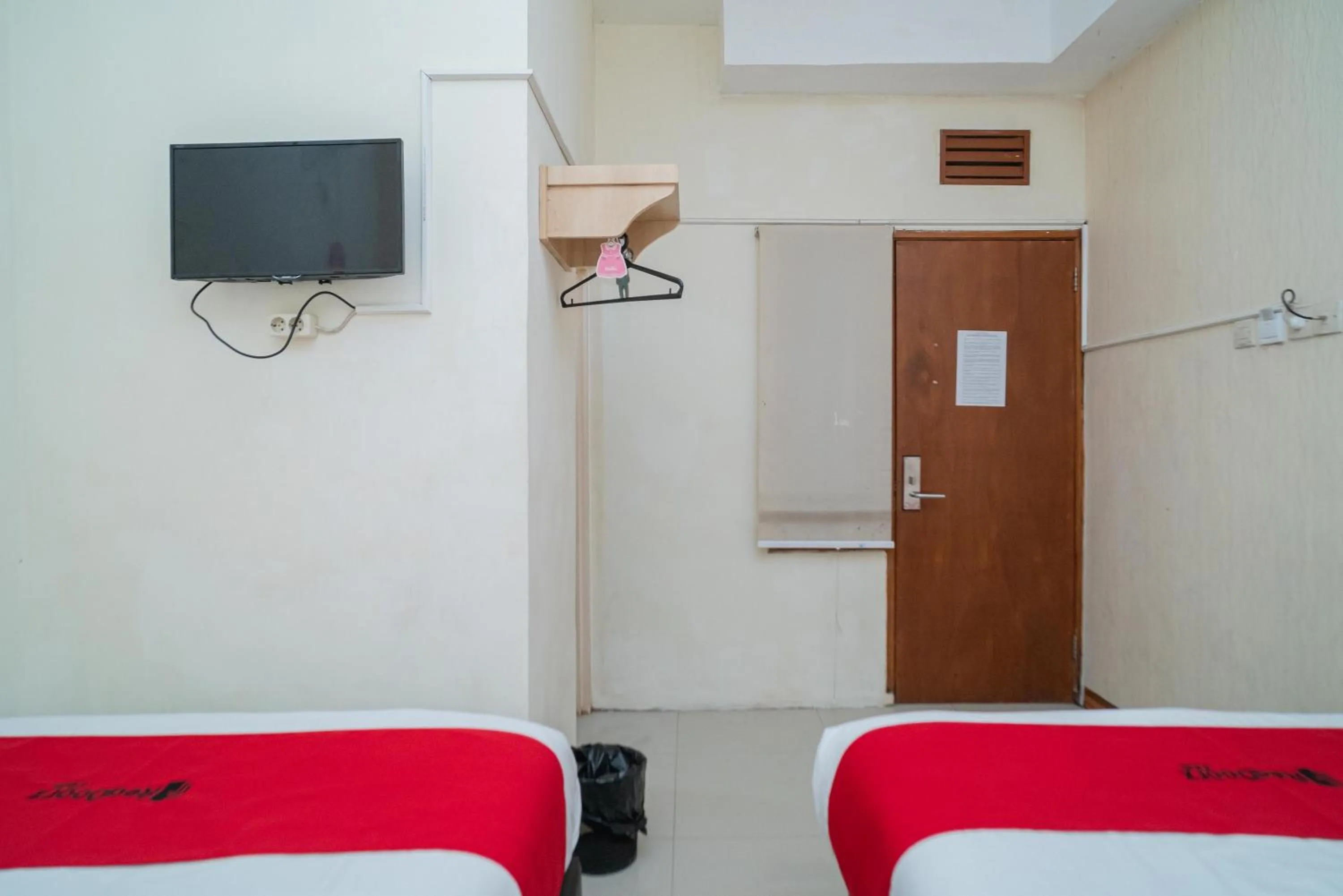 Bedroom, Bed in RedDoorz near Flyover Arjosari Malang