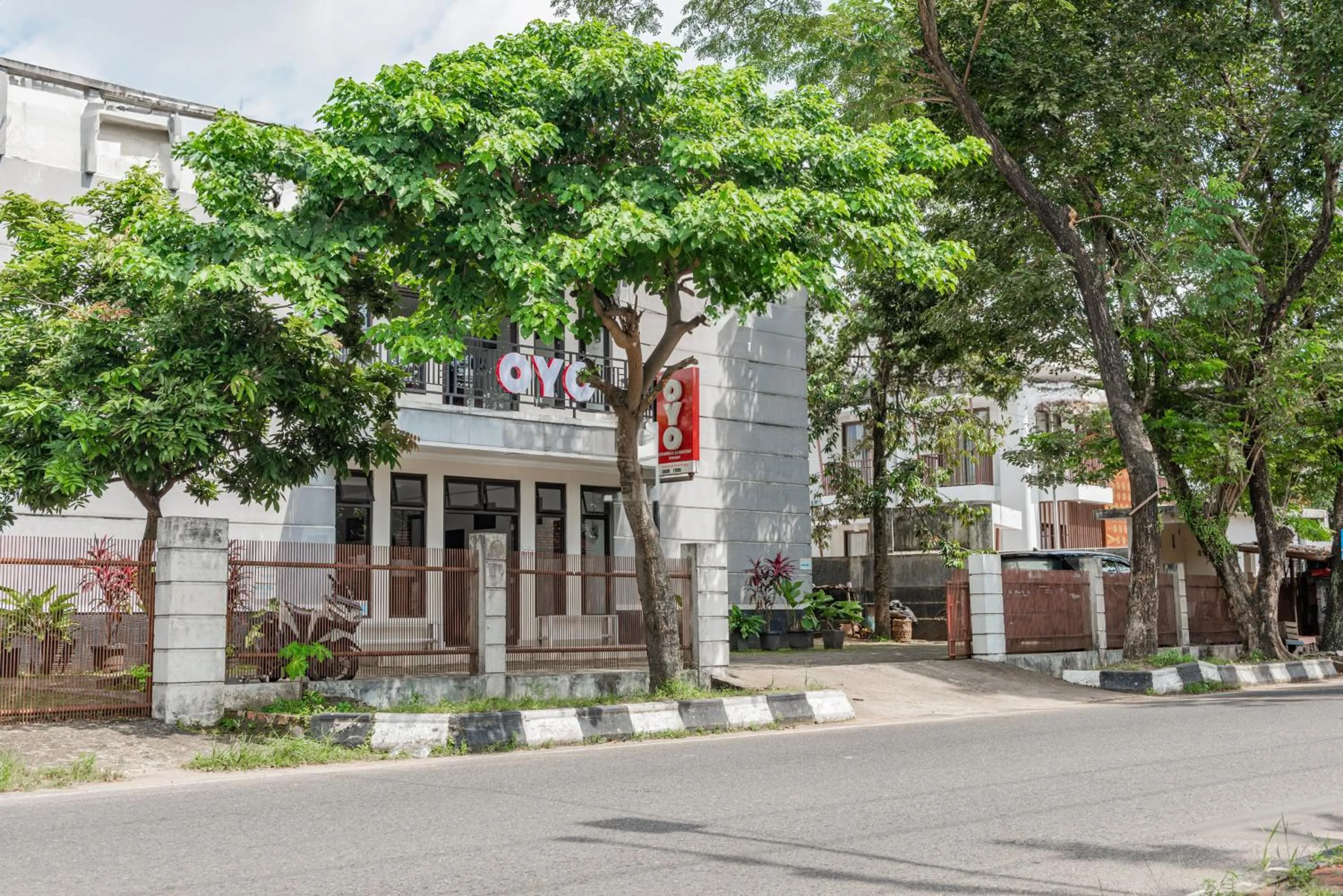 Facade/entrance in Hotel O Kambang Iwak Area Near Kambang Iwak Park Formerly Kerangga