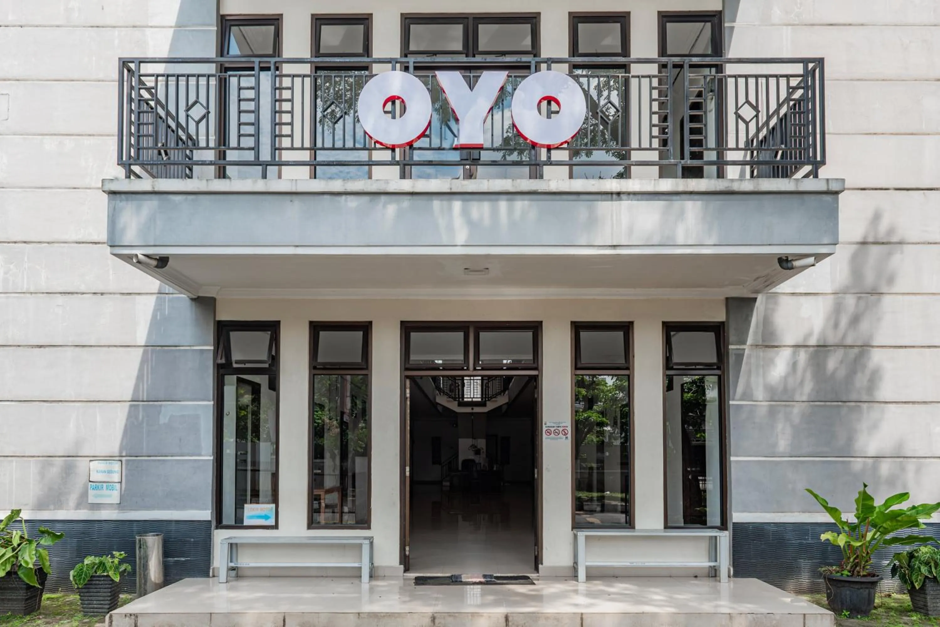Facade/entrance in Hotel O Kambang Iwak Area Near Kambang Iwak Park Formerly Kerangga