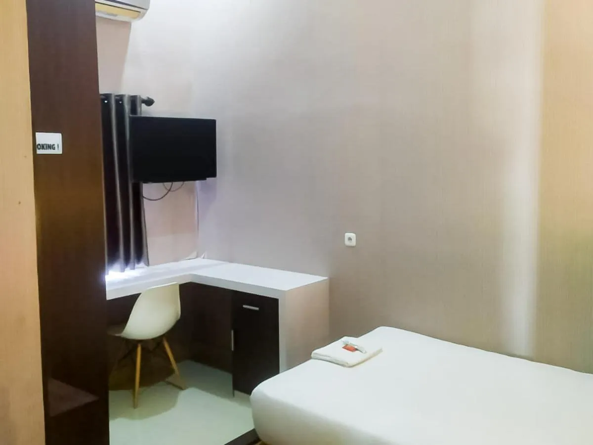 Bedroom, Bed in RedDoorz Syariah near Sultan Syarif Kasim II Airport