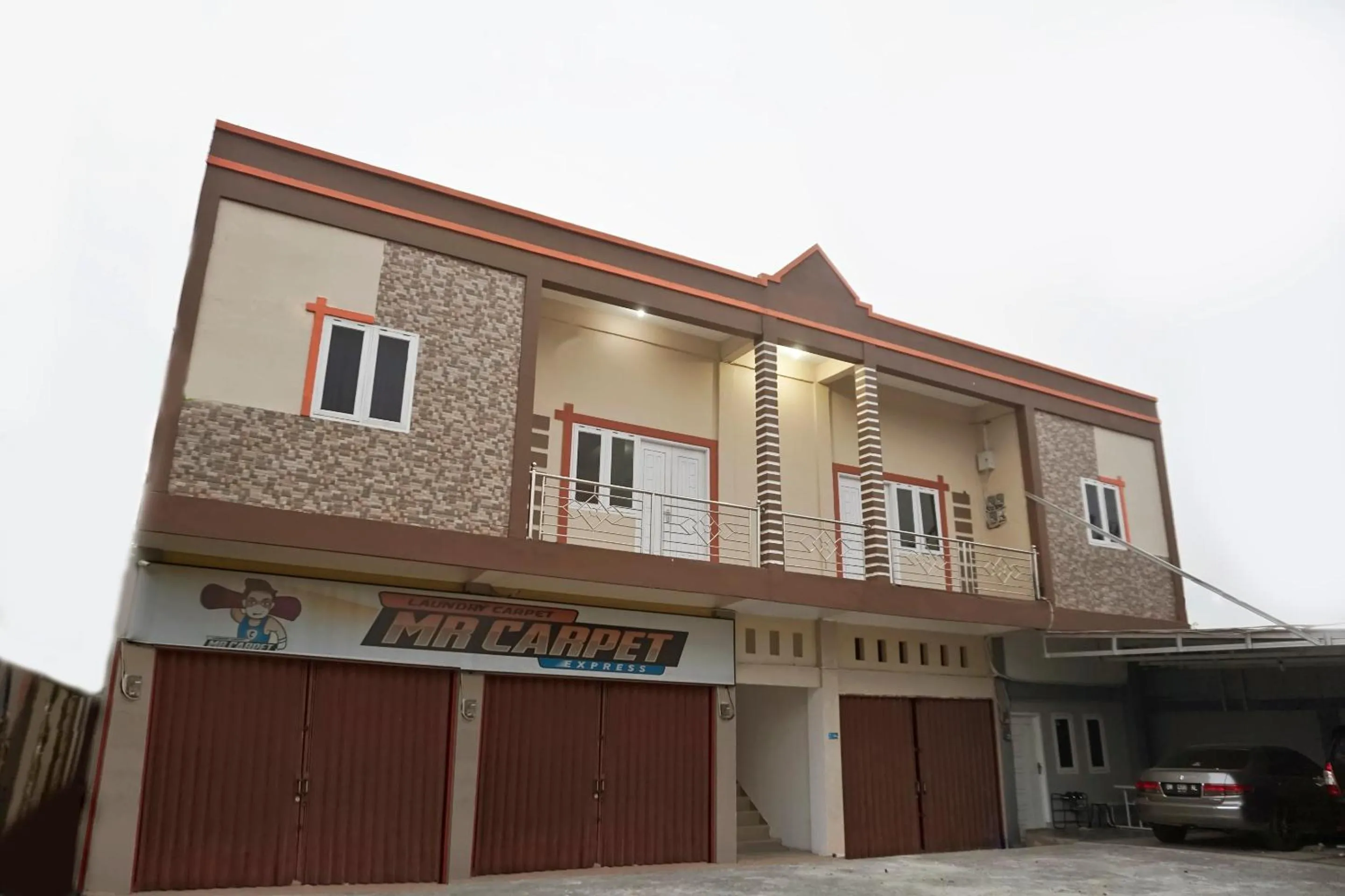 Property building in RedDoorz Syariah near Sultan Syarif Kasim II Airport