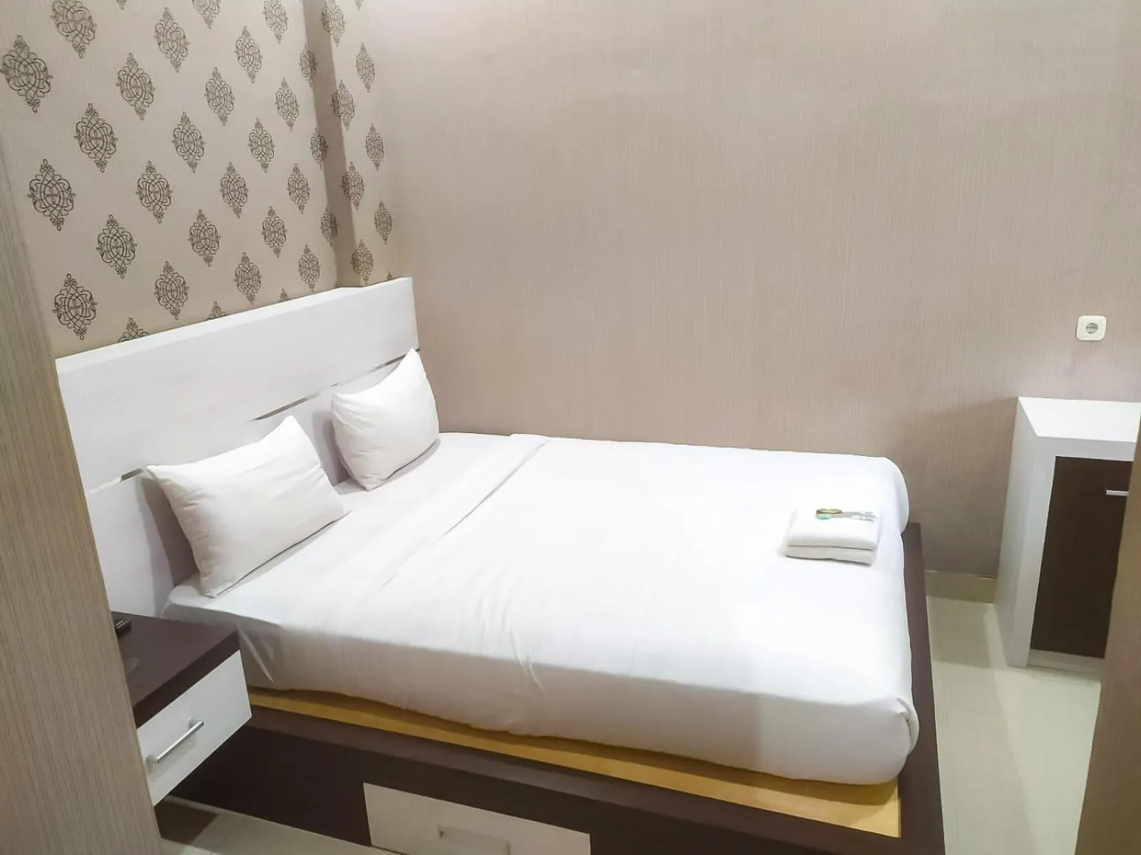Bedroom, Bed in RedDoorz Syariah near Sultan Syarif Kasim II Airport