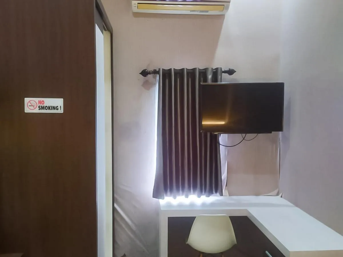 air conditioner in RedDoorz Syariah near Sultan Syarif Kasim II Airport