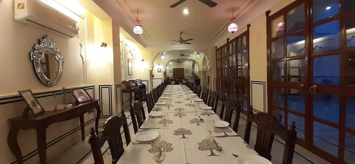 Restaurant/places to eat in Raj Rajeshwari Haveli
