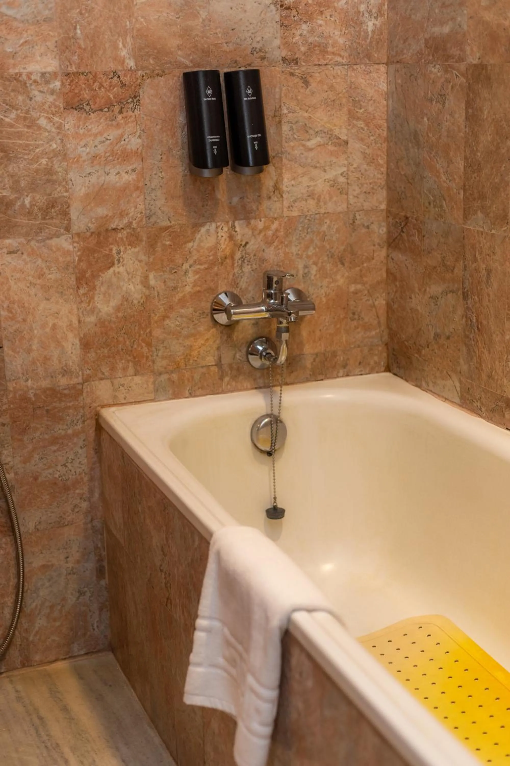 Bath in The Malla Hotel - Thamel, 2 km to Swayambhunath Temple