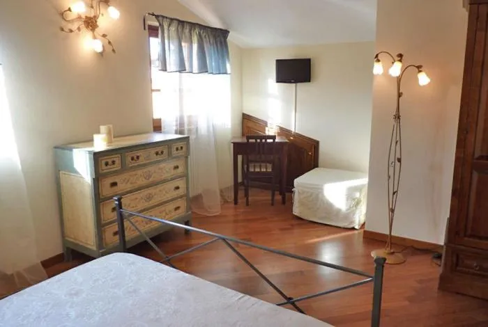 Photo of the whole room, Bed in B&B Maesta' Di Cudino