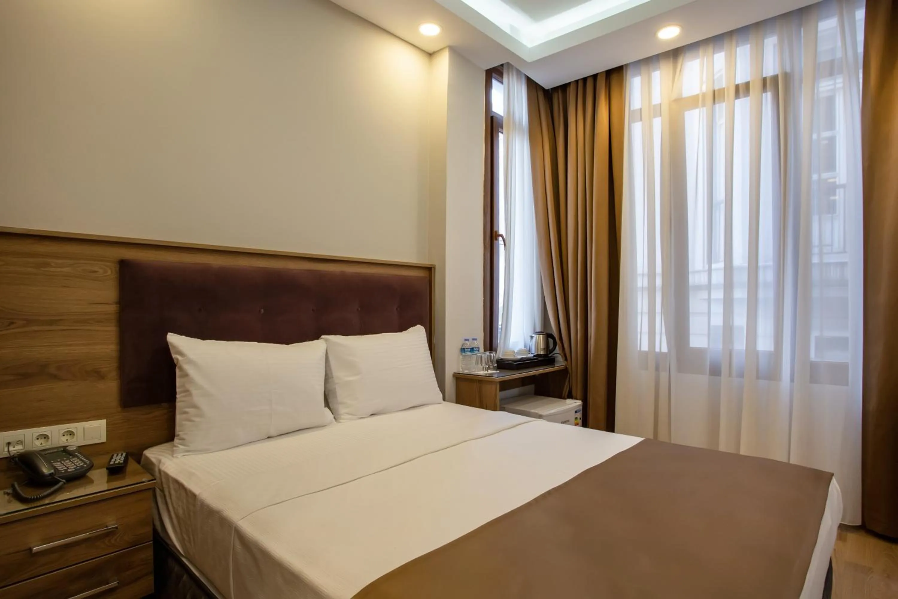 Photo of the whole room, Bed in West Palace