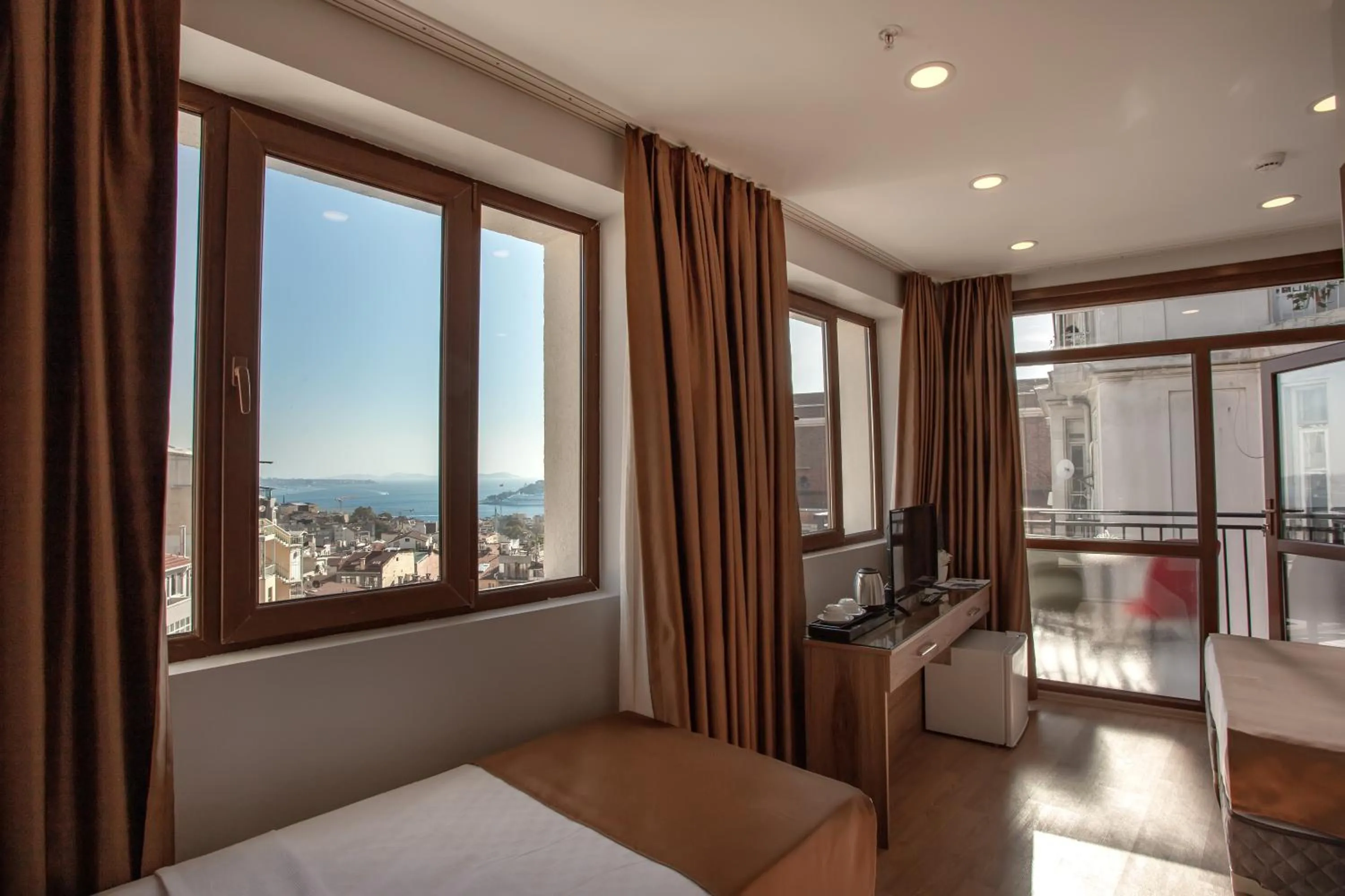 Photo of the whole room, Bed in West Palace