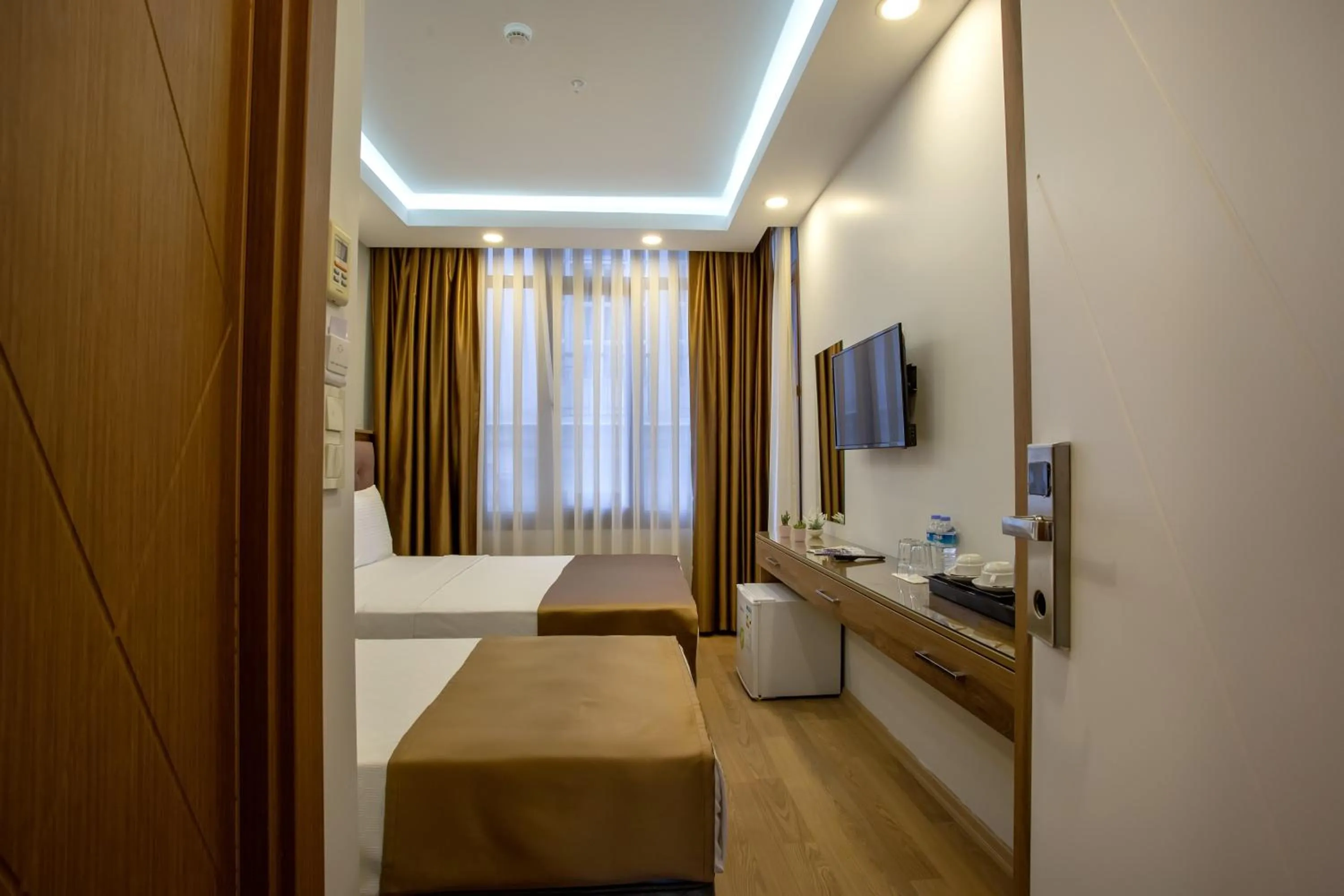 Photo of the whole room, Bed in West Palace