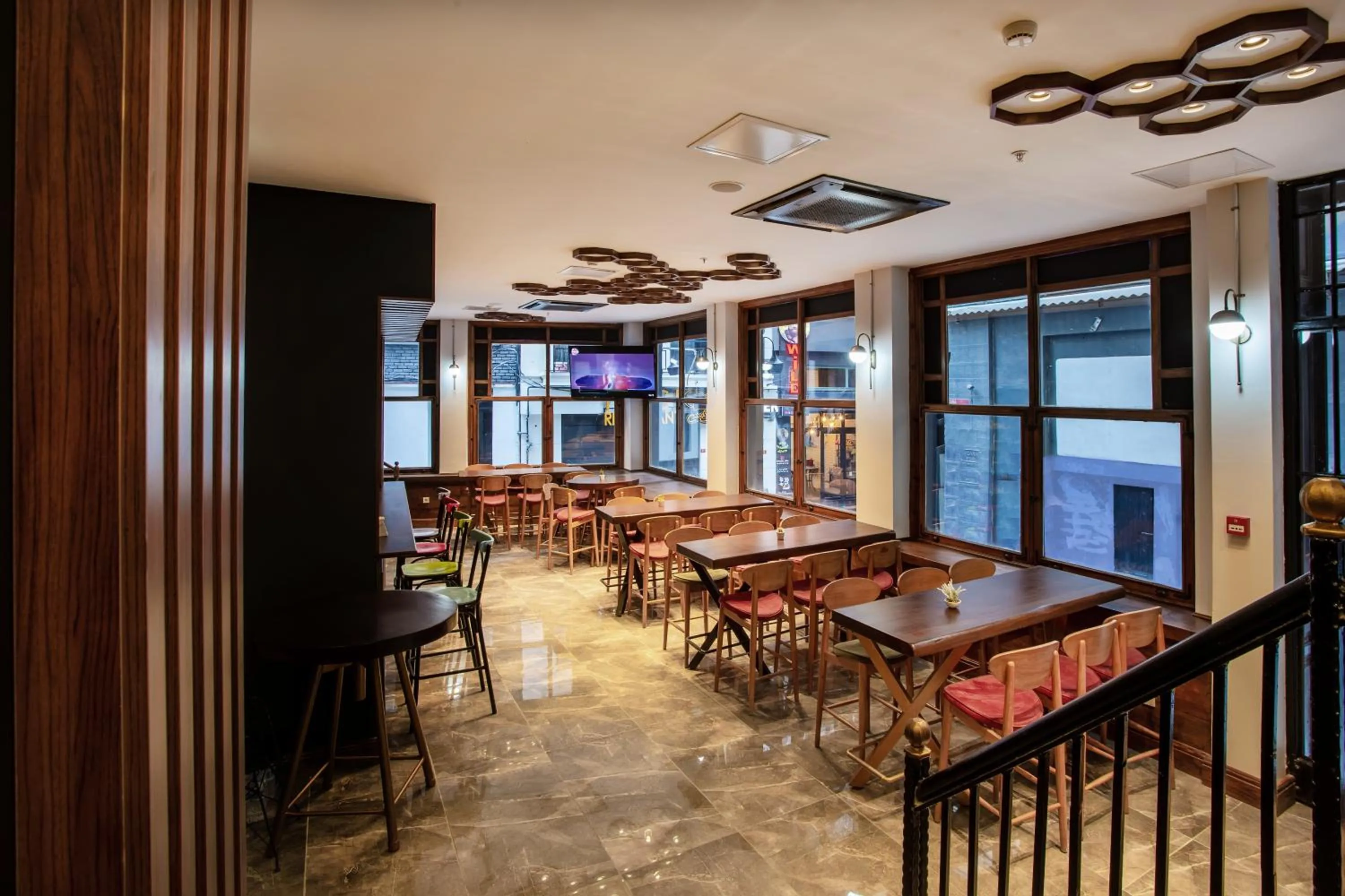 Restaurant/places to eat in West Palace