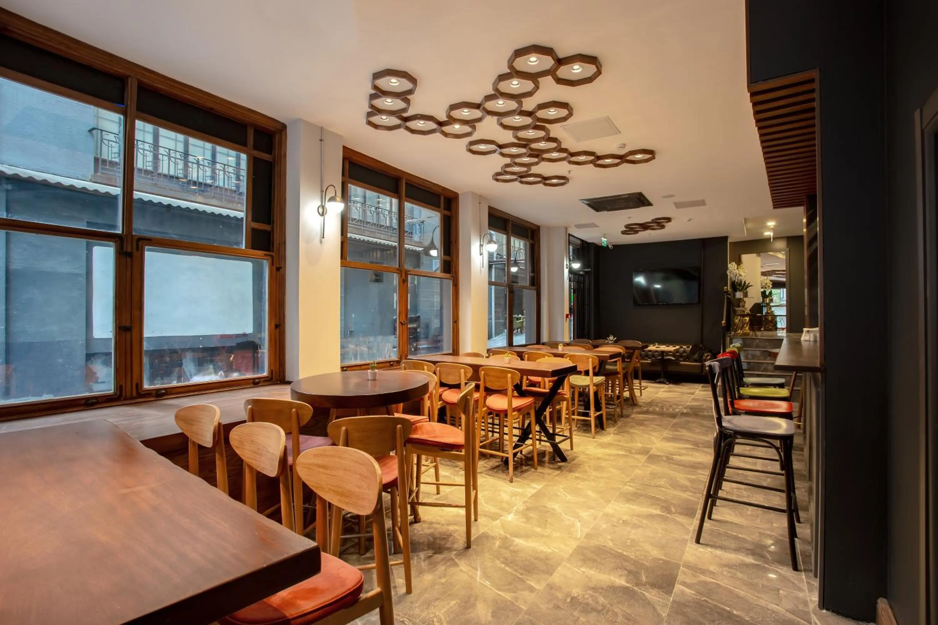 Restaurant/places to eat in West Palace