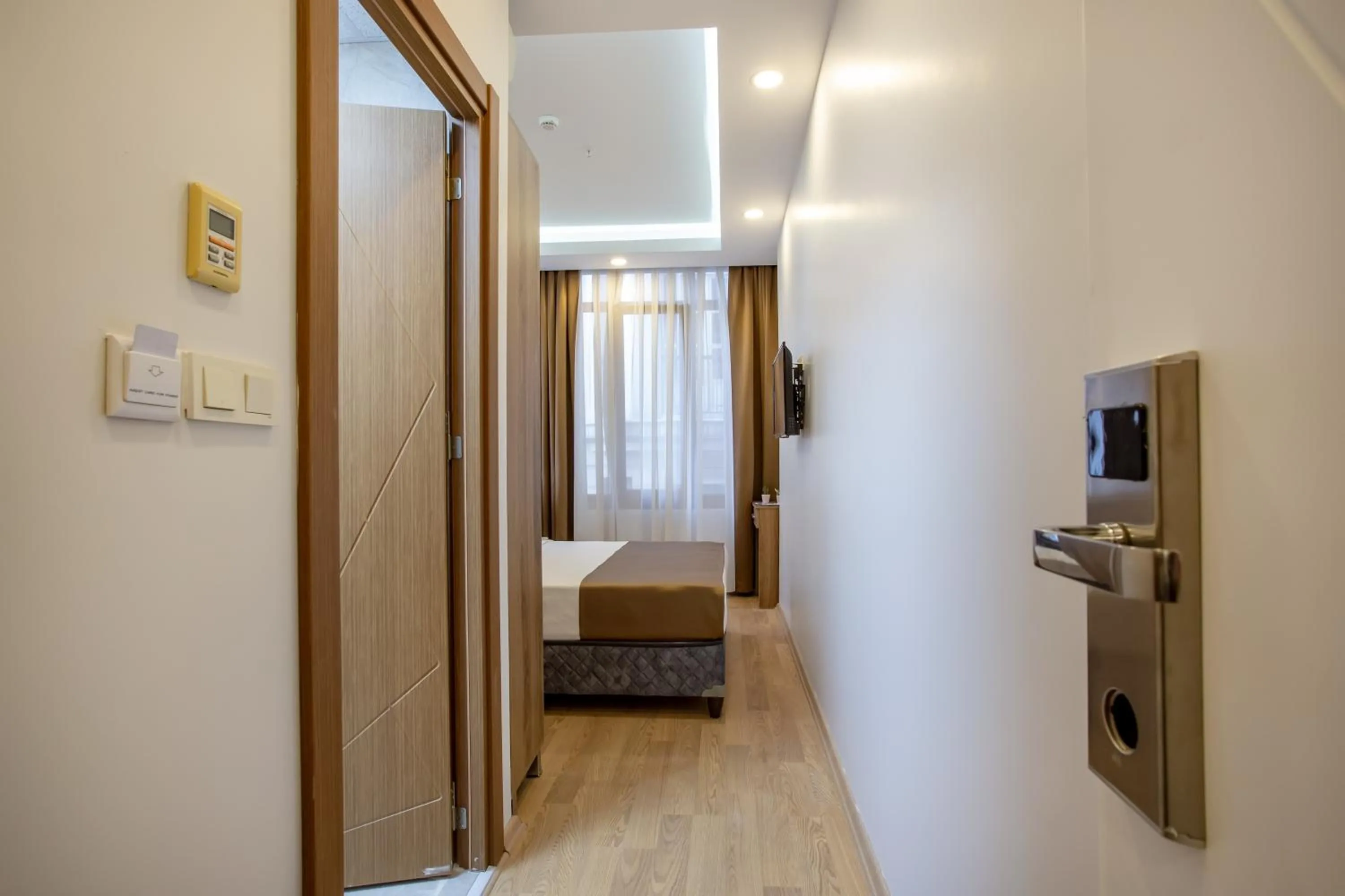 Photo of the whole room, Bed in West Palace