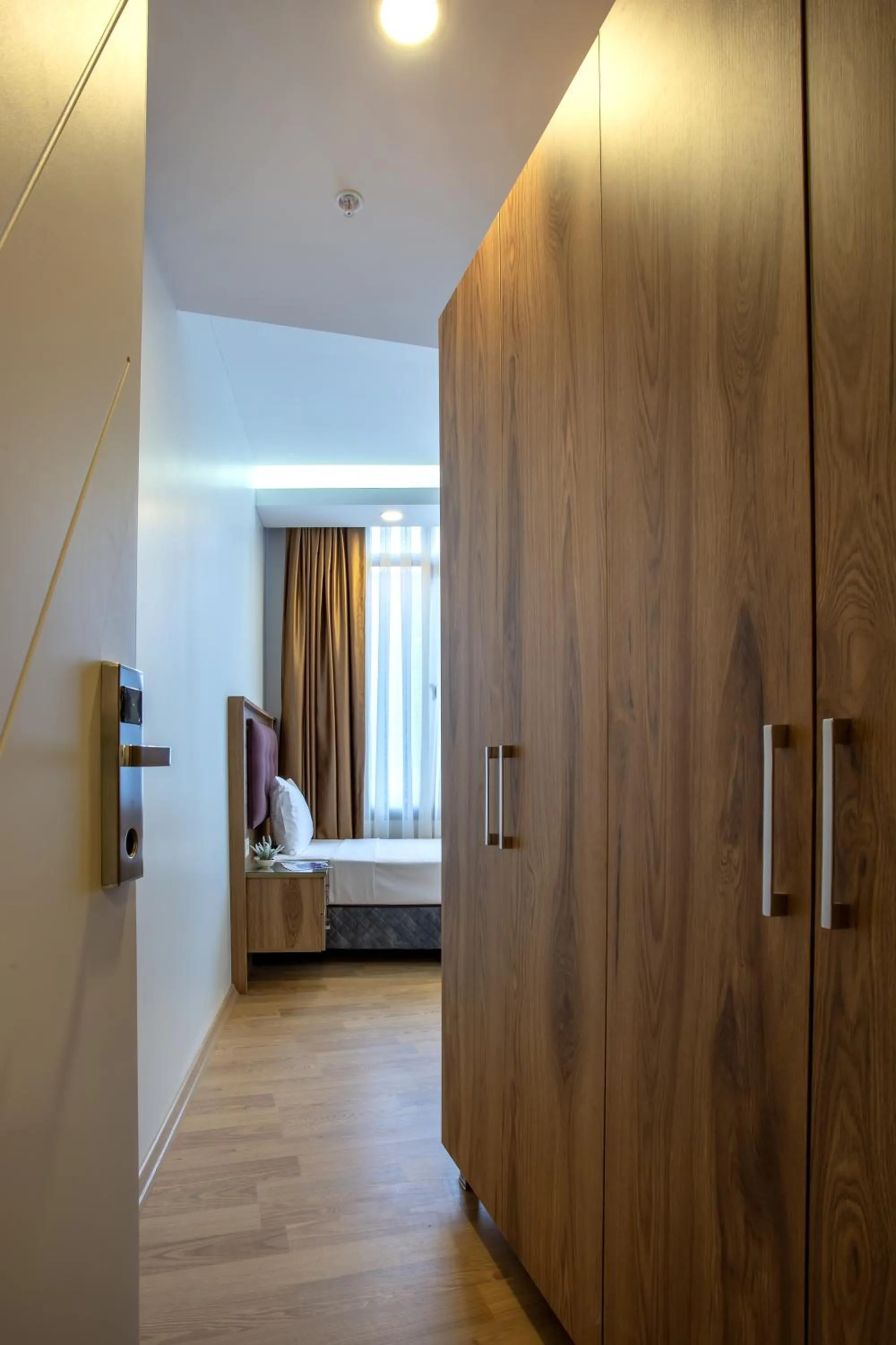 wardrobe, Bed in West Palace