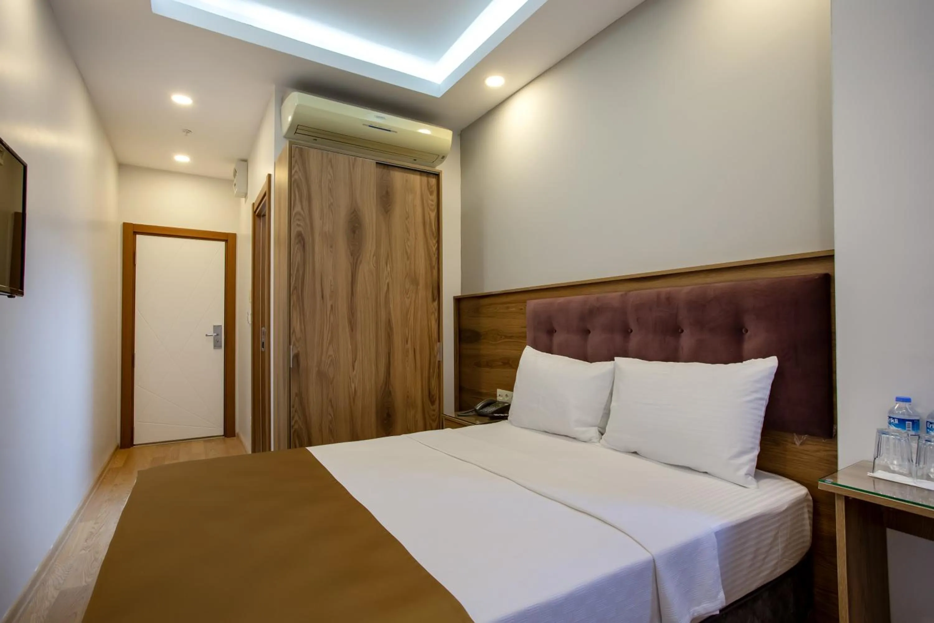 Photo of the whole room, Bed in West Palace