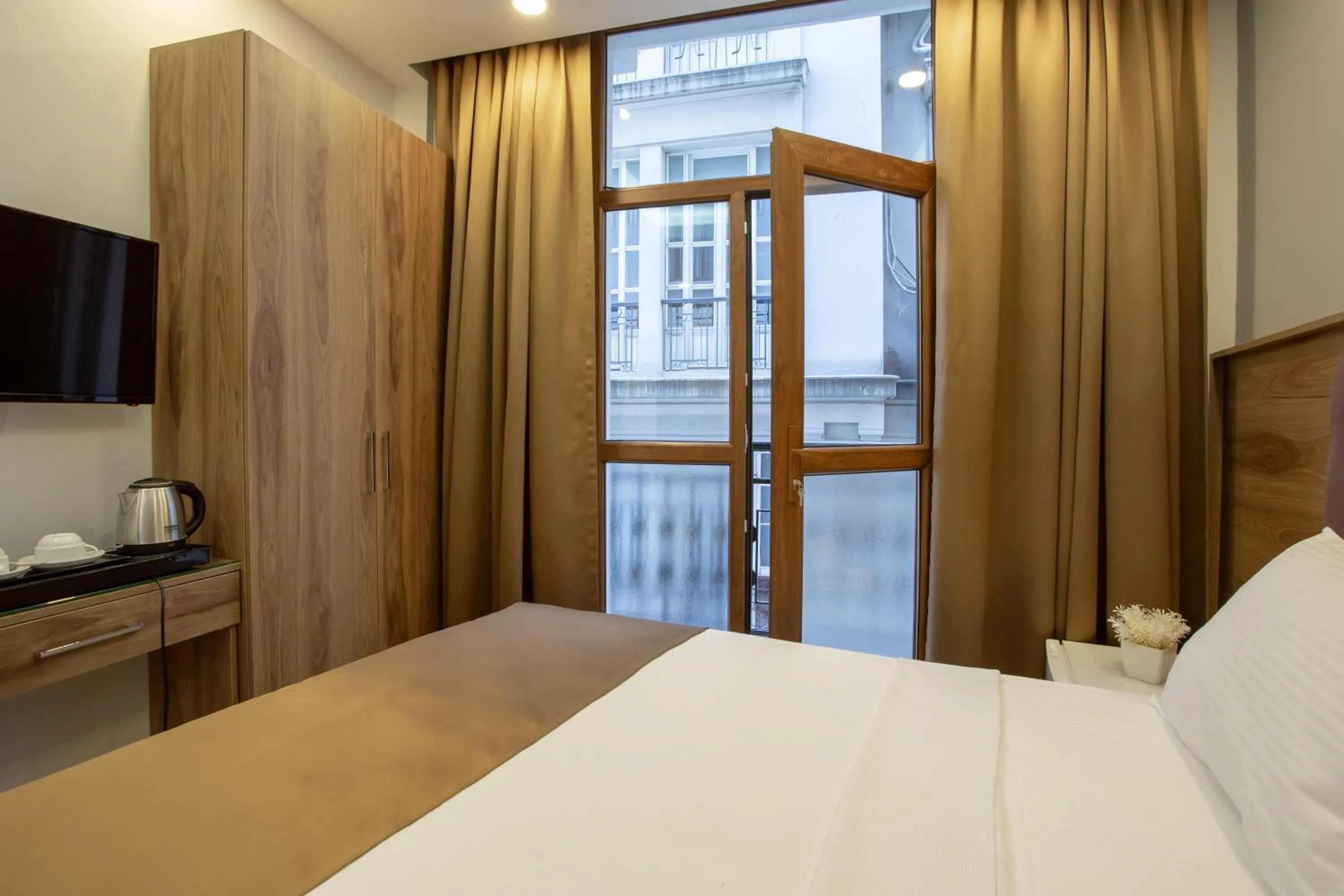 Photo of the whole room, Bed in West Palace