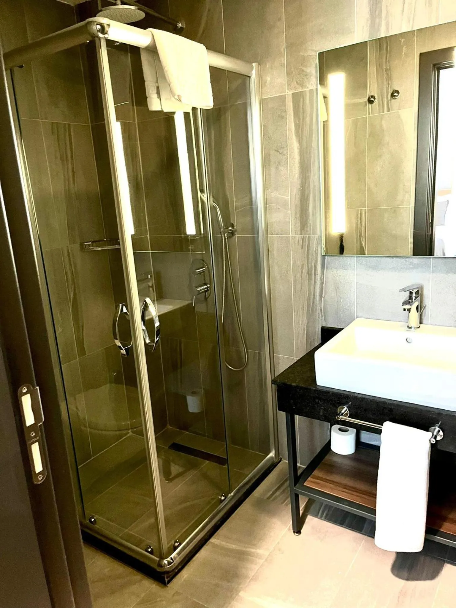 Shower in Falcon 1511