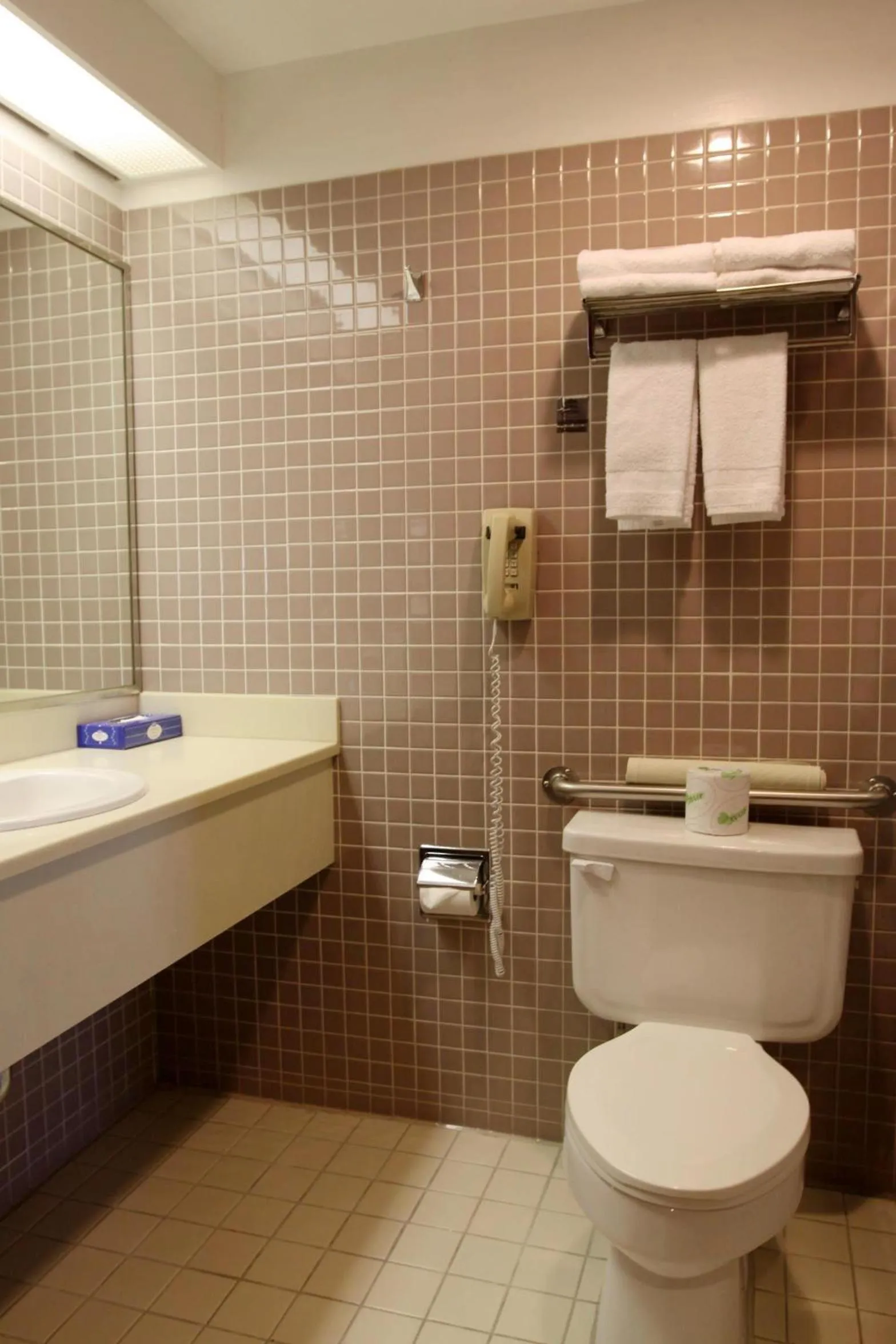 Bathroom in Metro Plaza Hotel