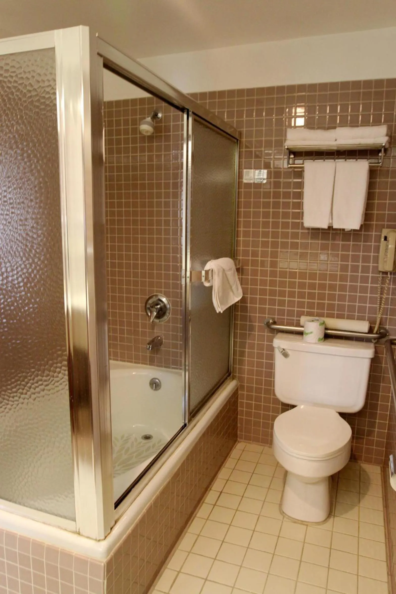 Bathroom in Metro Plaza Hotel