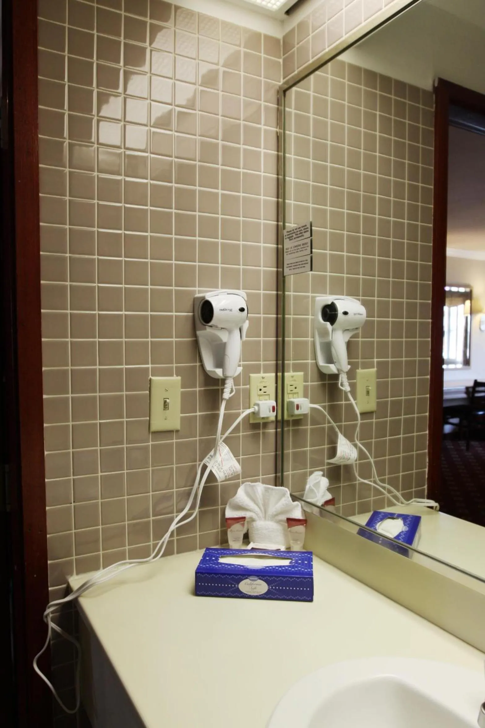 Bathroom in Metro Plaza Hotel