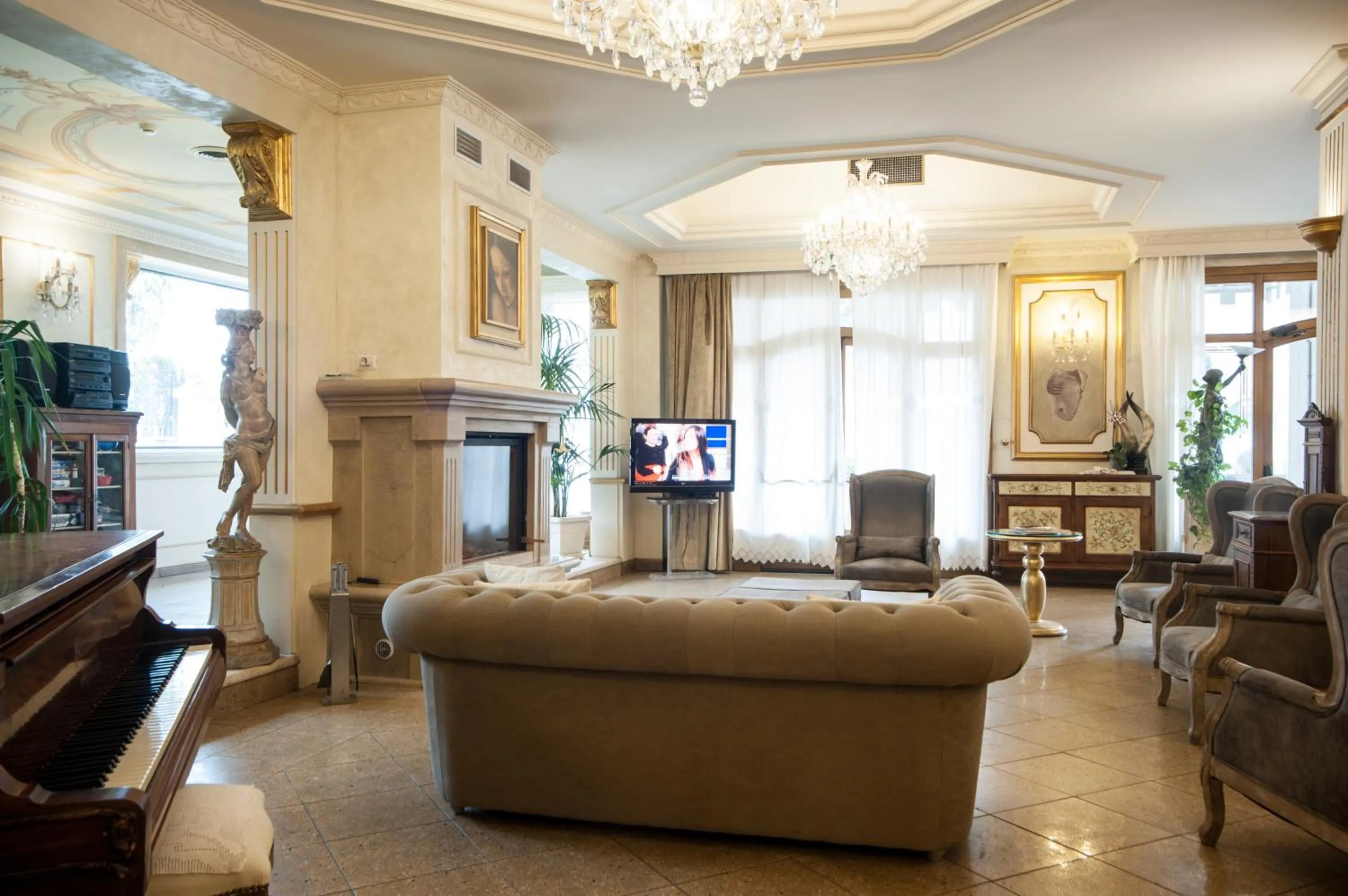Communal lounge/ TV room in Hotel Vandelli