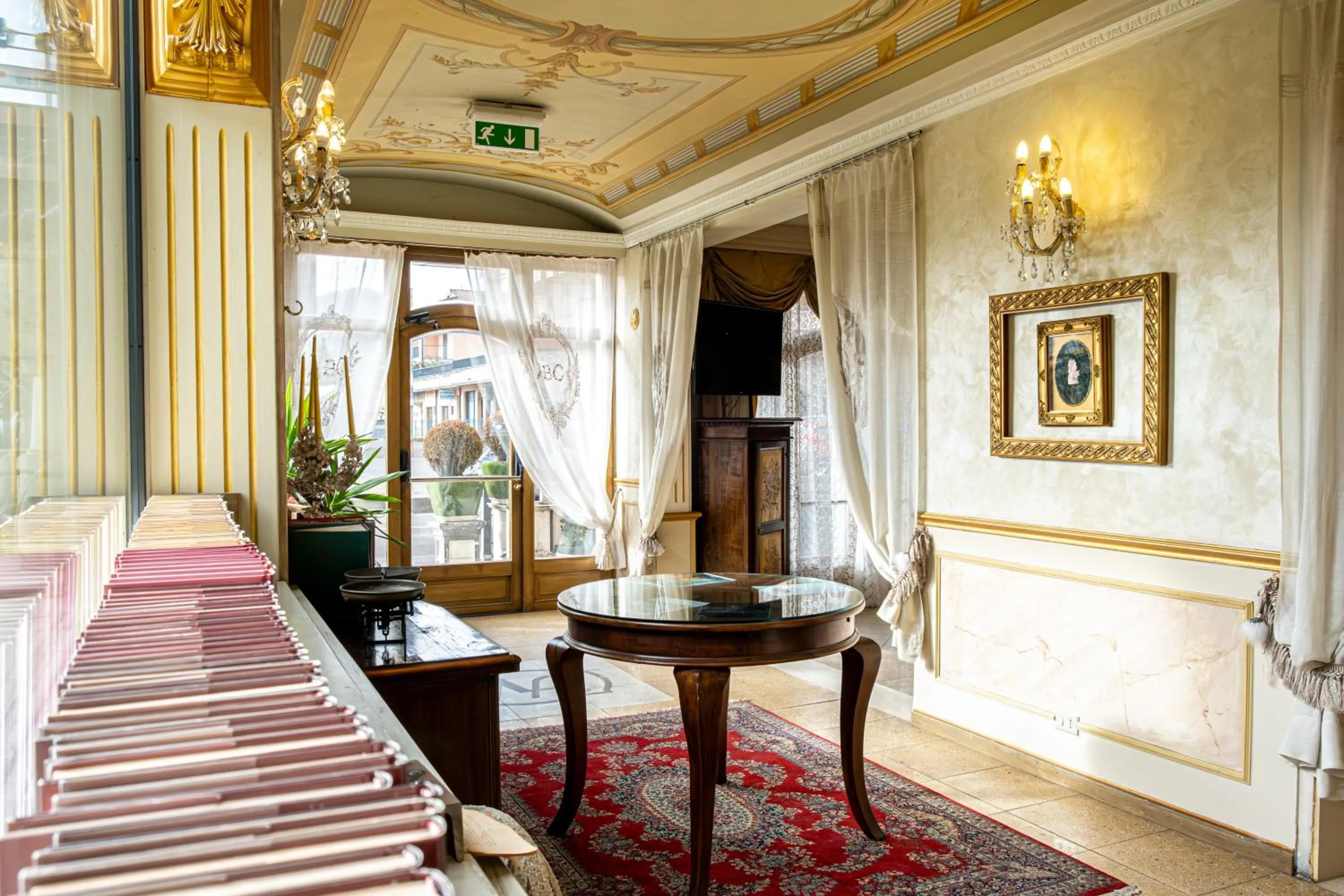 Living room, Bed in Hotel Vandelli