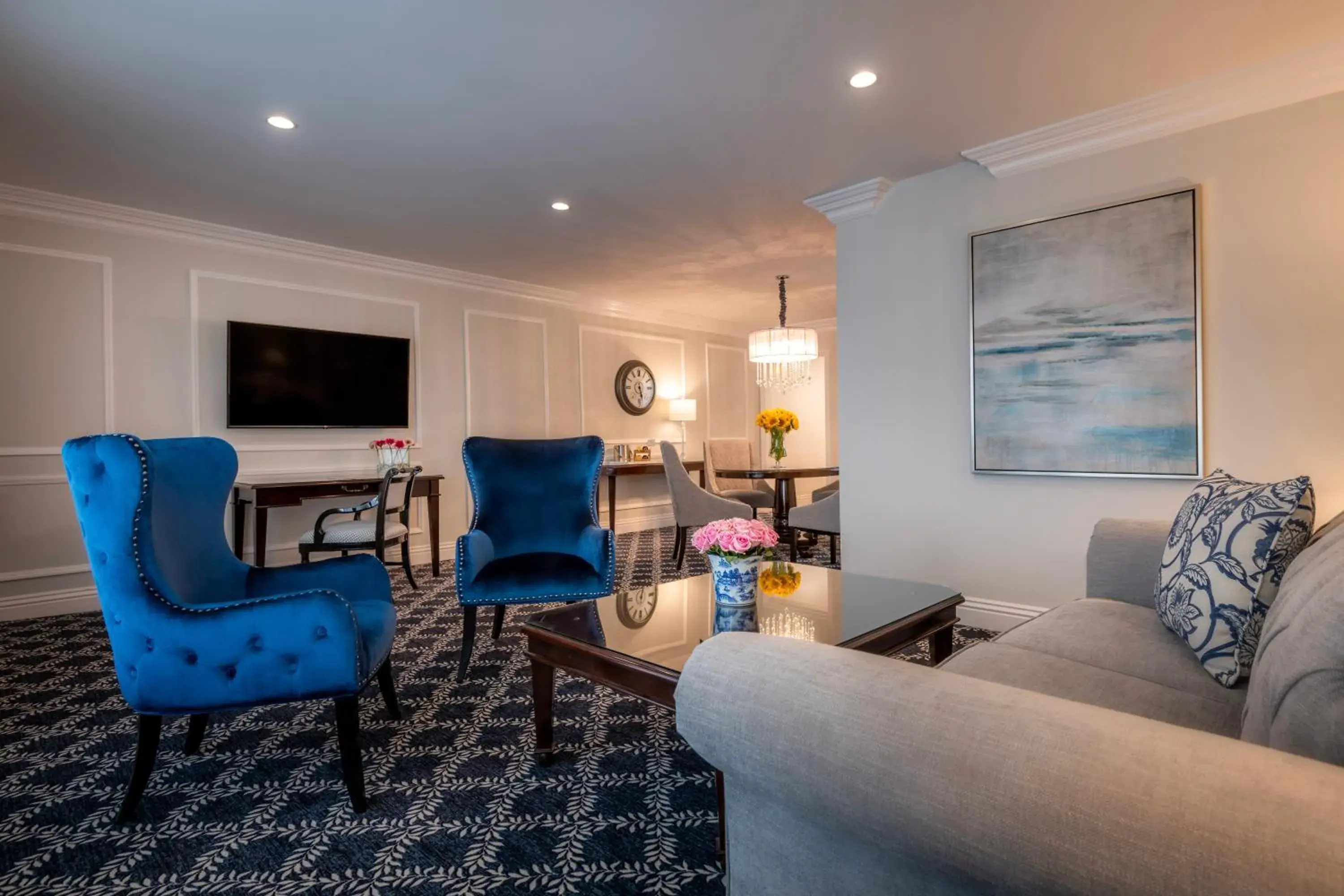 Living room in Beverly Hills Plaza Hotel & Spa Living room in Beverly Hills Plaza Hotel & Spa