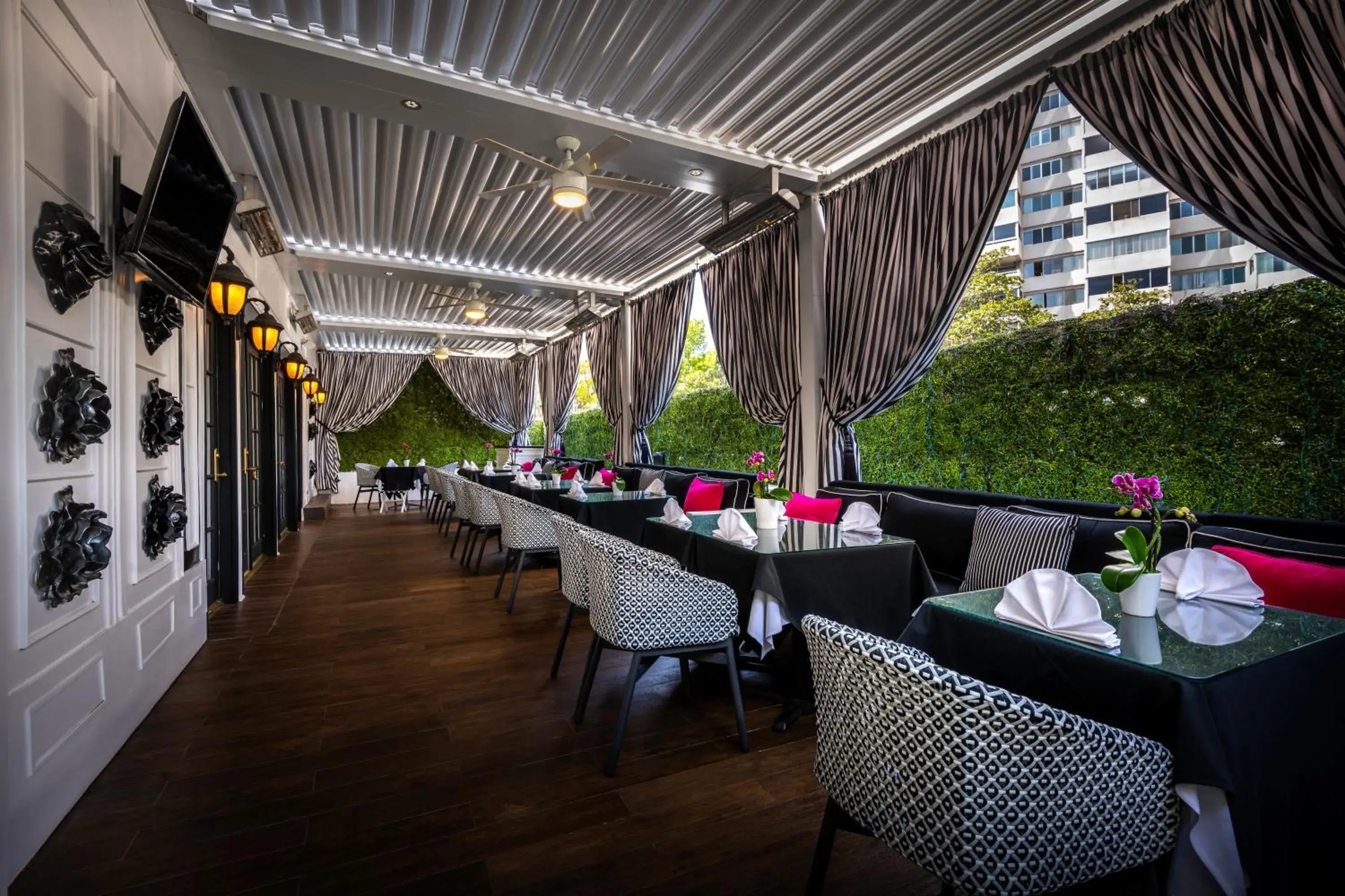 Restaurant/places to eat in Beverly Hills Plaza Hotel & Spa Restaurant/places to eat in Beverly Hills Plaza Hotel & Spa