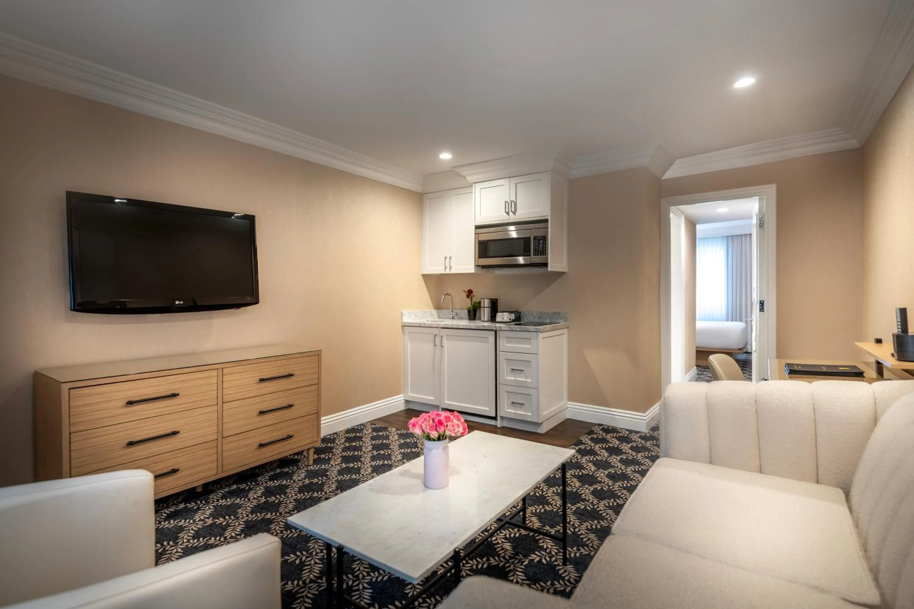 Living room in Beverly Hills Plaza Hotel & Spa