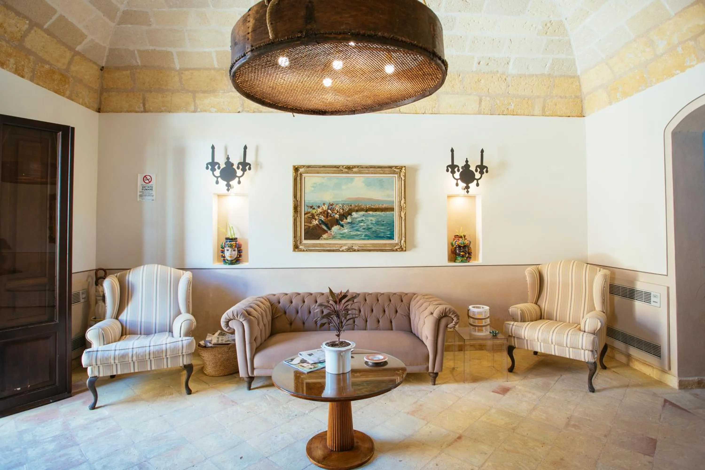 Communal lounge/ TV room in Hotel Baglio Catalano