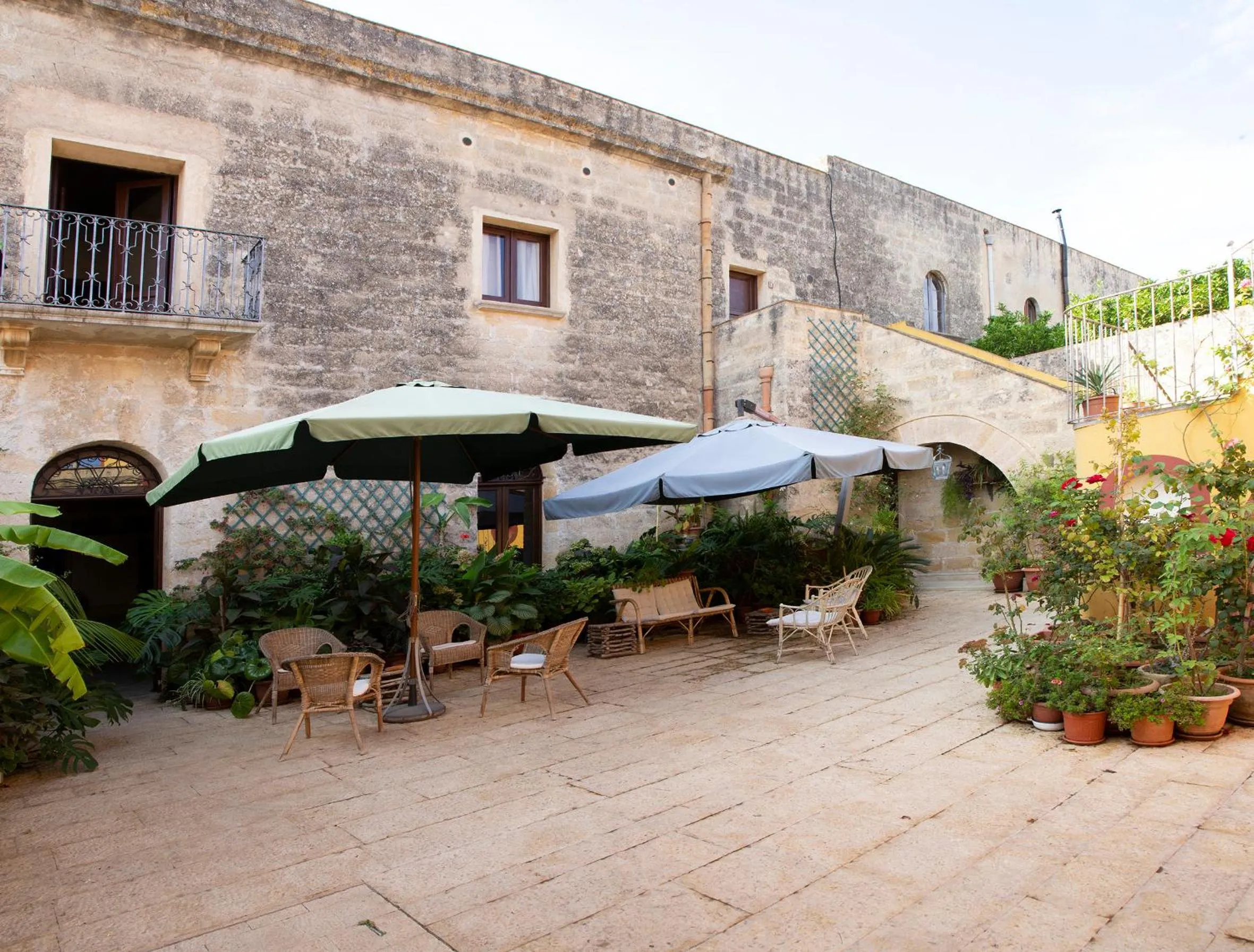 Patio in Hotel Baglio Catalano