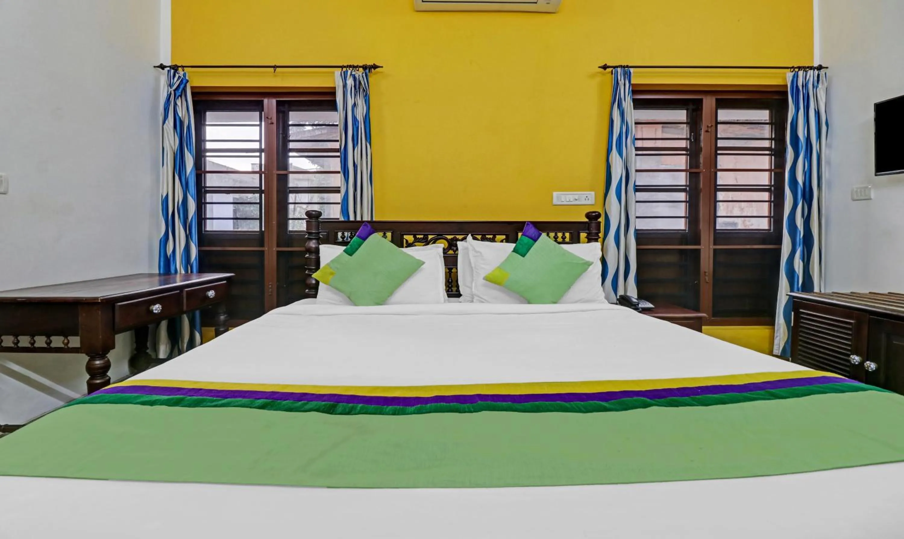 Bed in Treebo Backpackers Inn