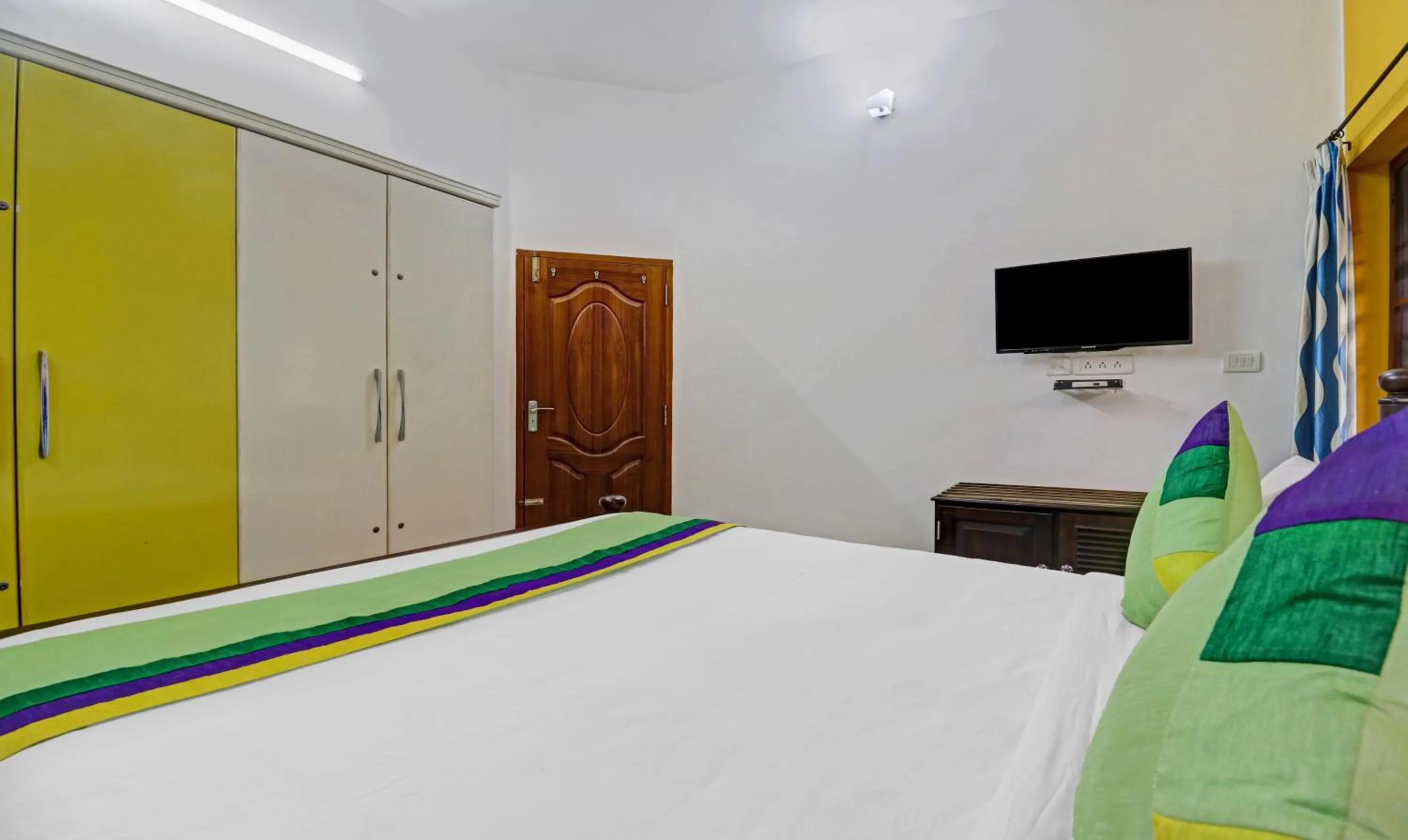 Bed in Treebo Backpackers Inn