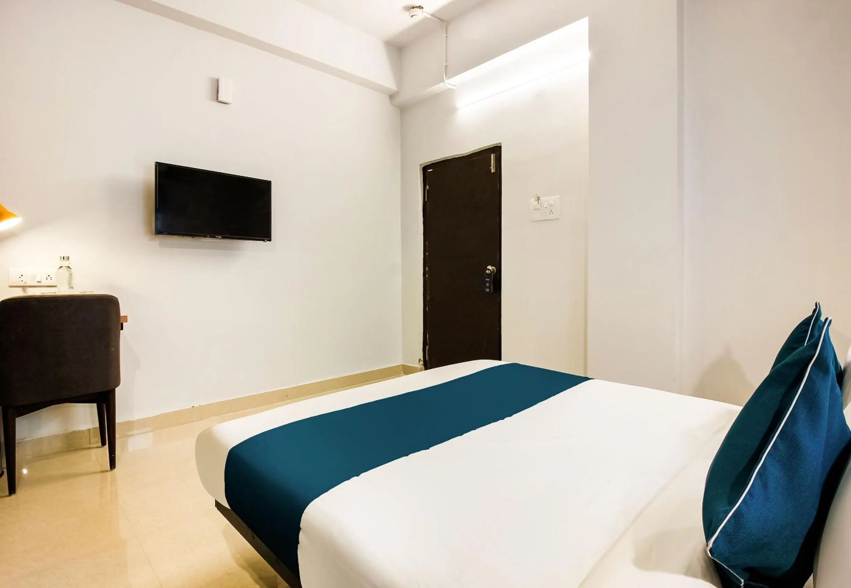 Bedroom, Bed in Super Hotel O GACHIBOWLI BESIDE DLF