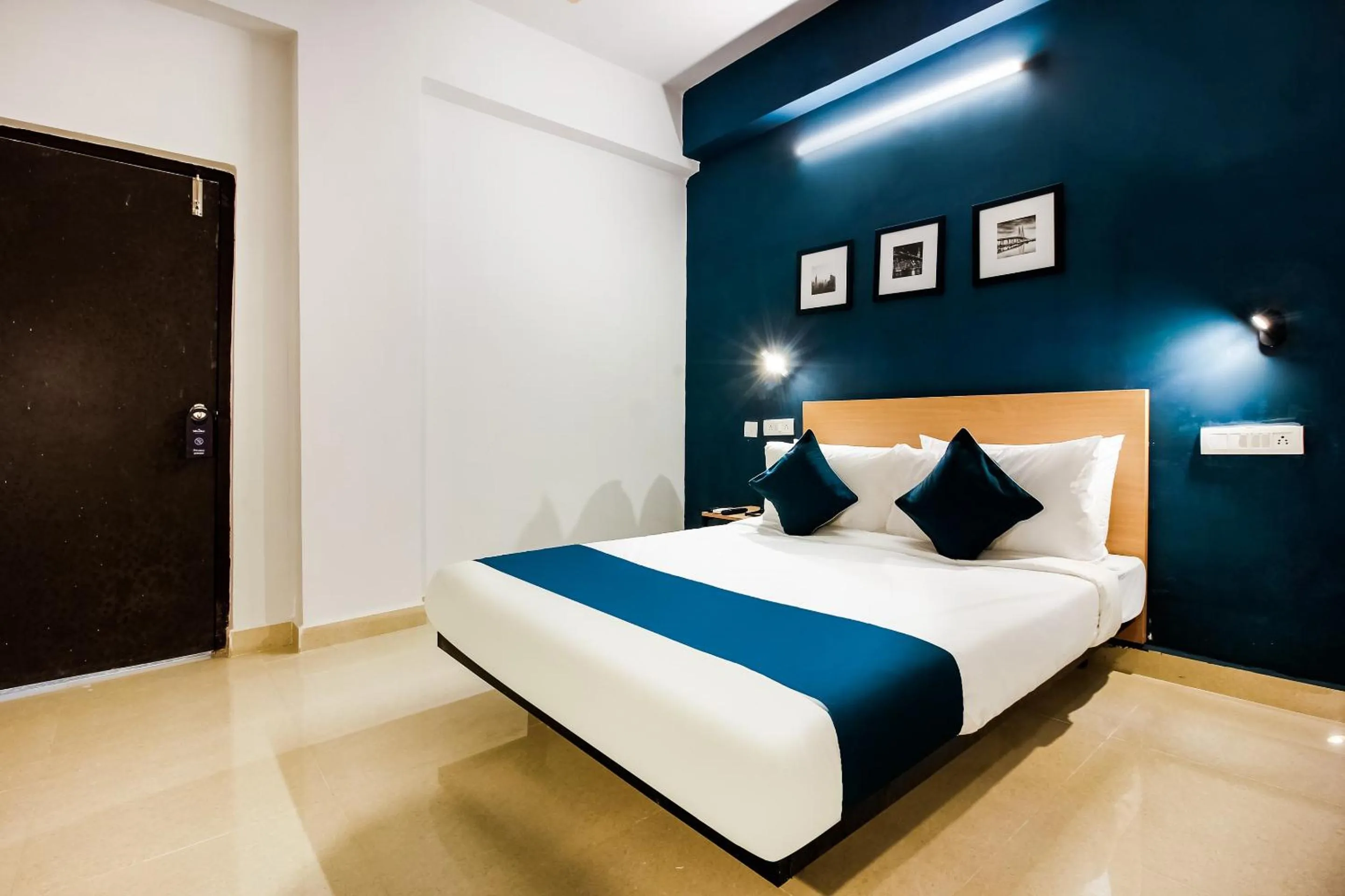 Bedroom, Bed in Super Hotel O GACHIBOWLI BESIDE DLF