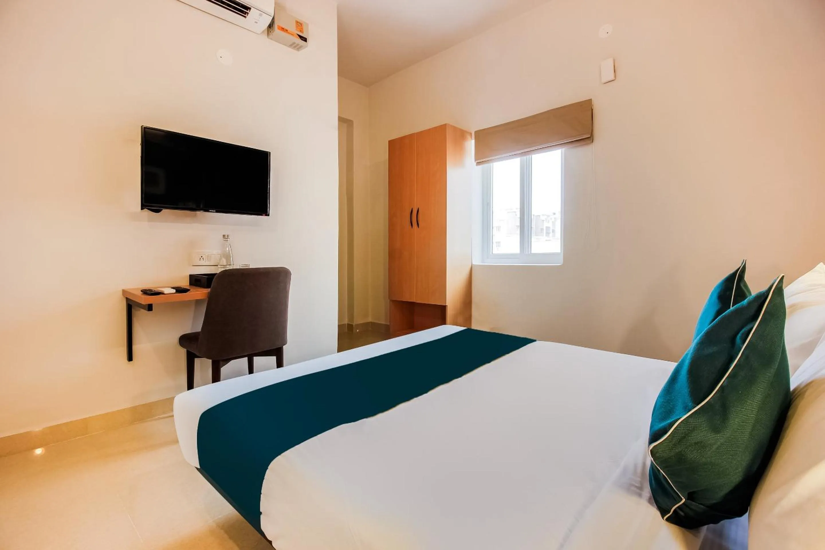 Bedroom, Bed in Super Hotel O GACHIBOWLI BESIDE DLF