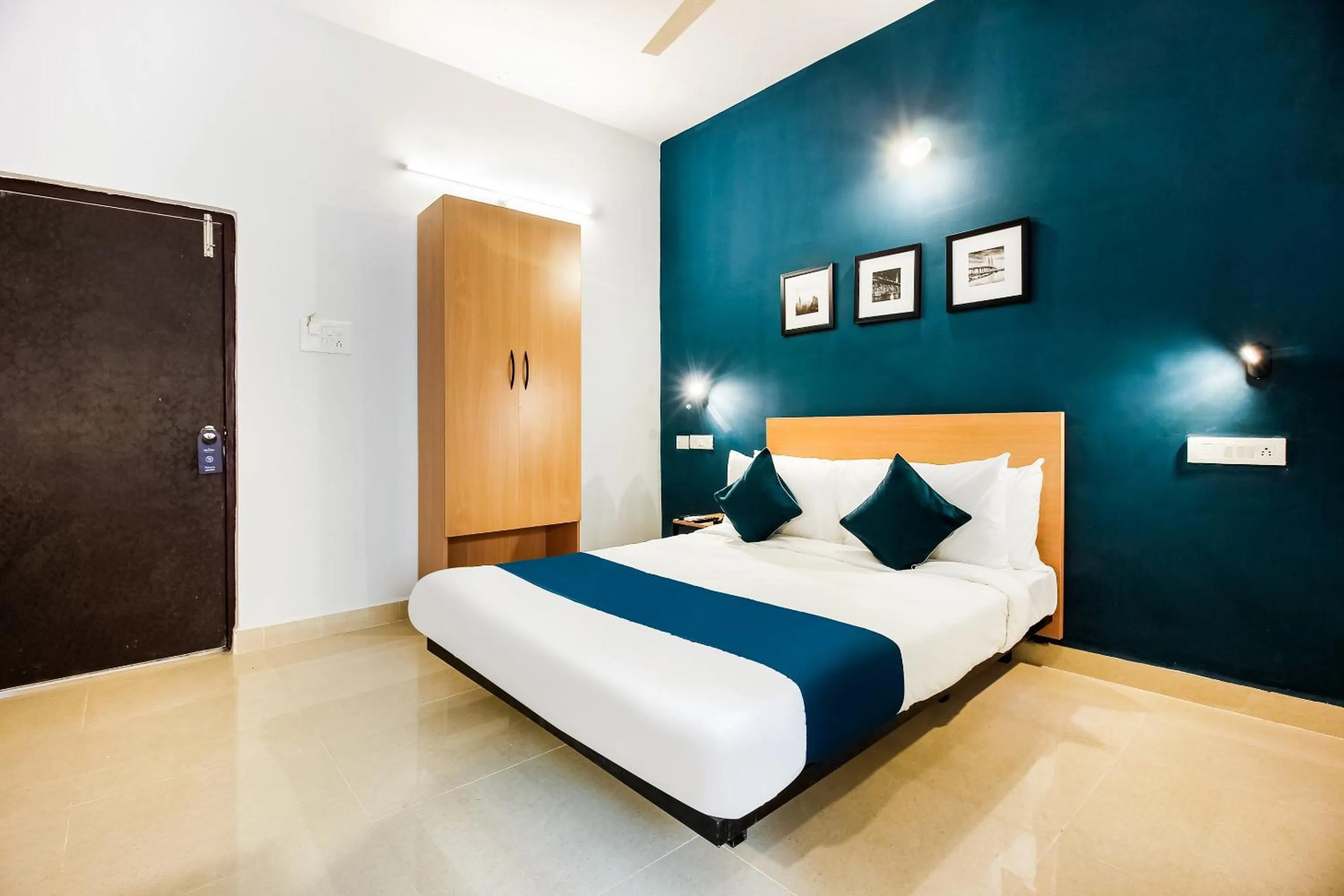 Bedroom, Bed in Super Hotel O GACHIBOWLI BESIDE DLF